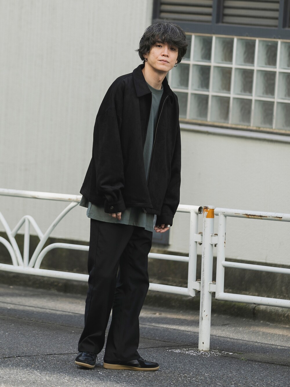 ブラック系のブルゾン、グリーン系のTシャツ/カットソー、ブラック系のスニーカーを着用したメンズの秋コーディネートの1枚目の写真