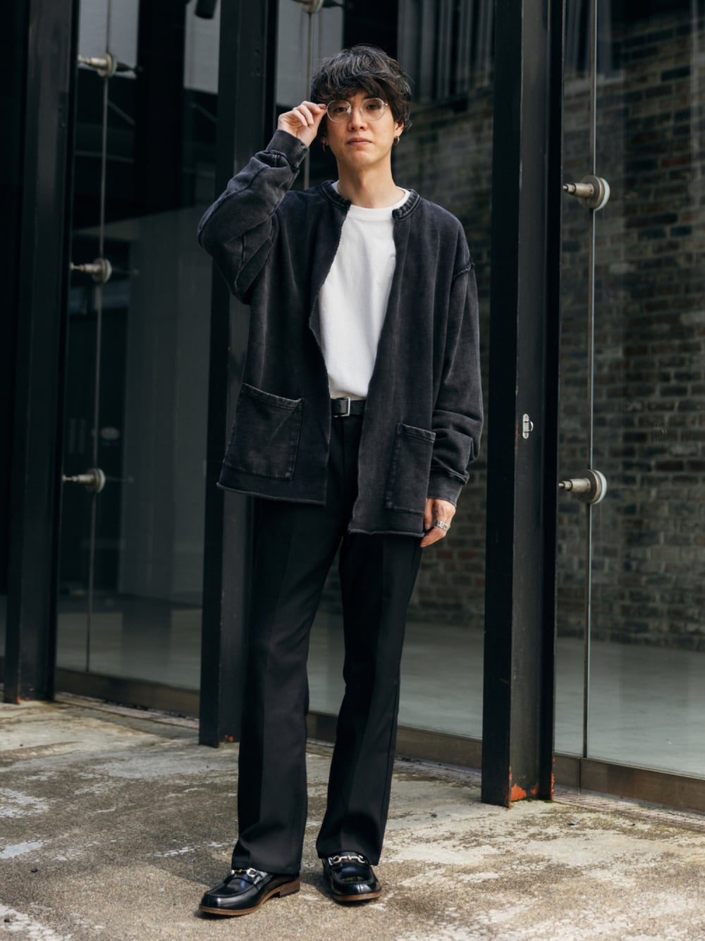 ホワイト系のTシャツ/カットソー、ブラック系のローファー、ブラック系のスラックスを着用したメンズの秋コーディネートの1枚目の写真