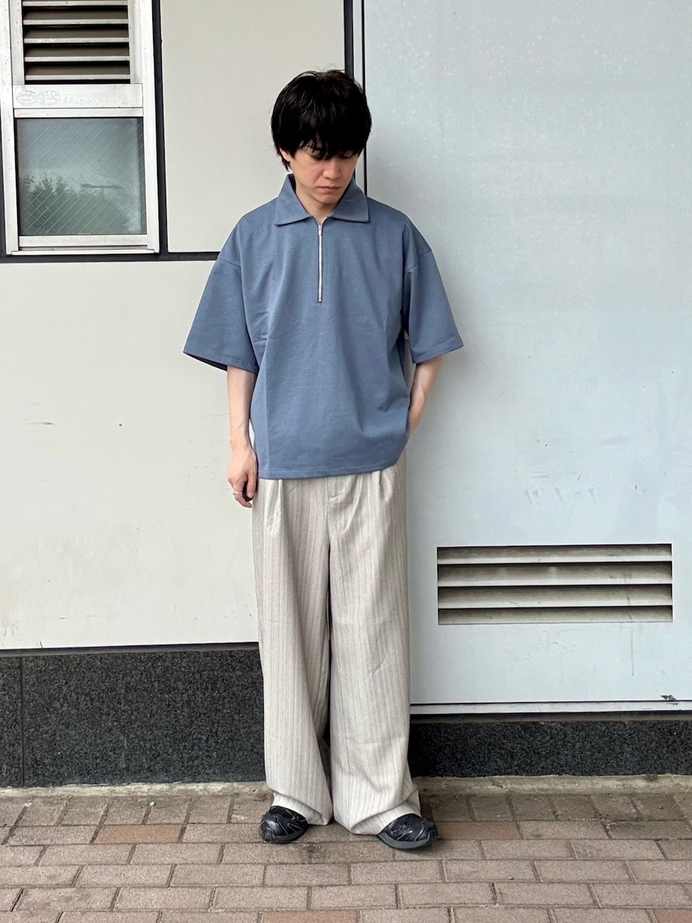 ベージュ系のその他パンツ、ブルー系のTシャツ/カットソーを着用したメンズの夏コーディネートの1枚目の写真