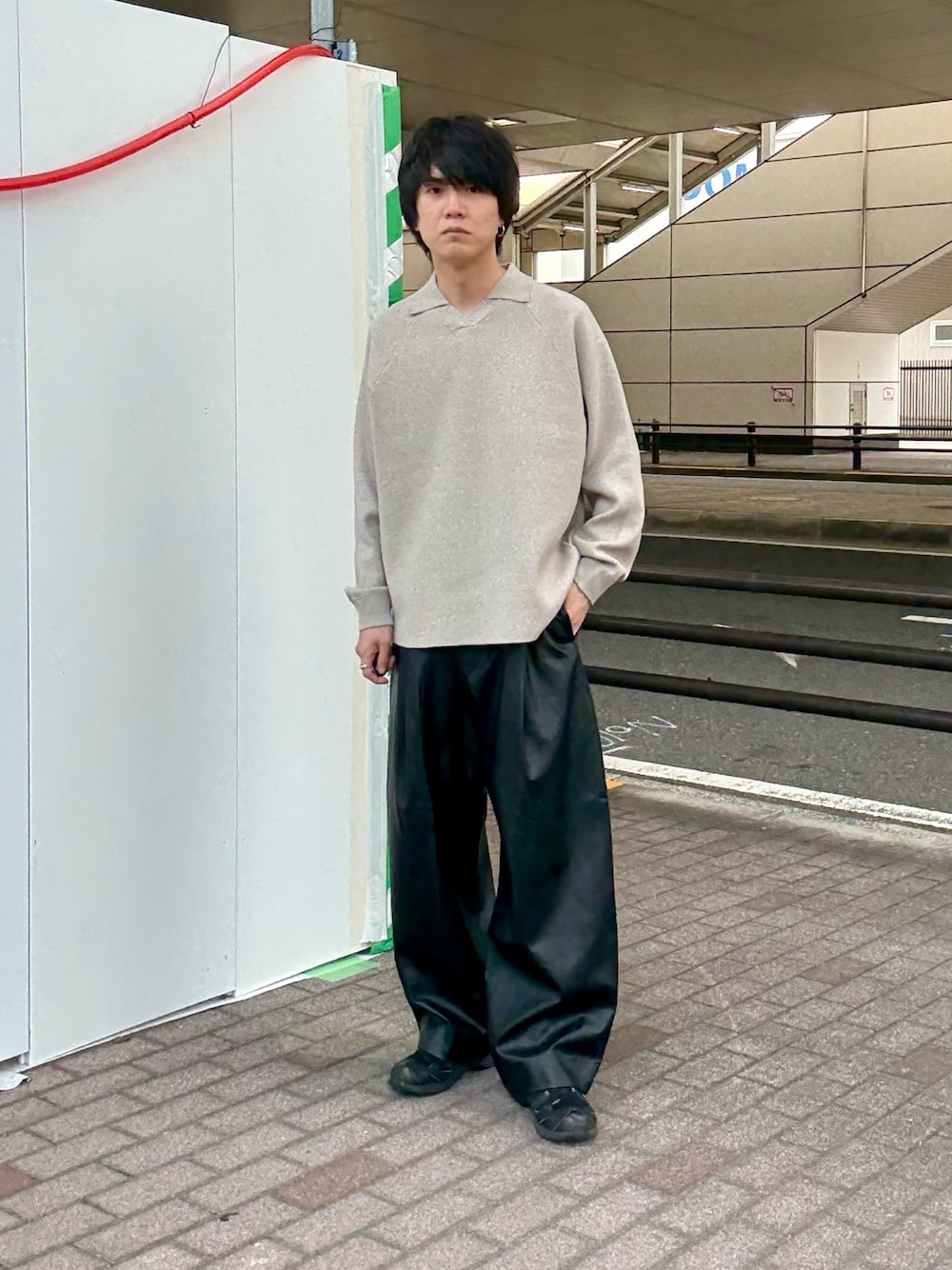 ベージュ系のニット/セーター、ブラック系のその他パンツを着用したメンズの秋コーディネートの1枚目の写真