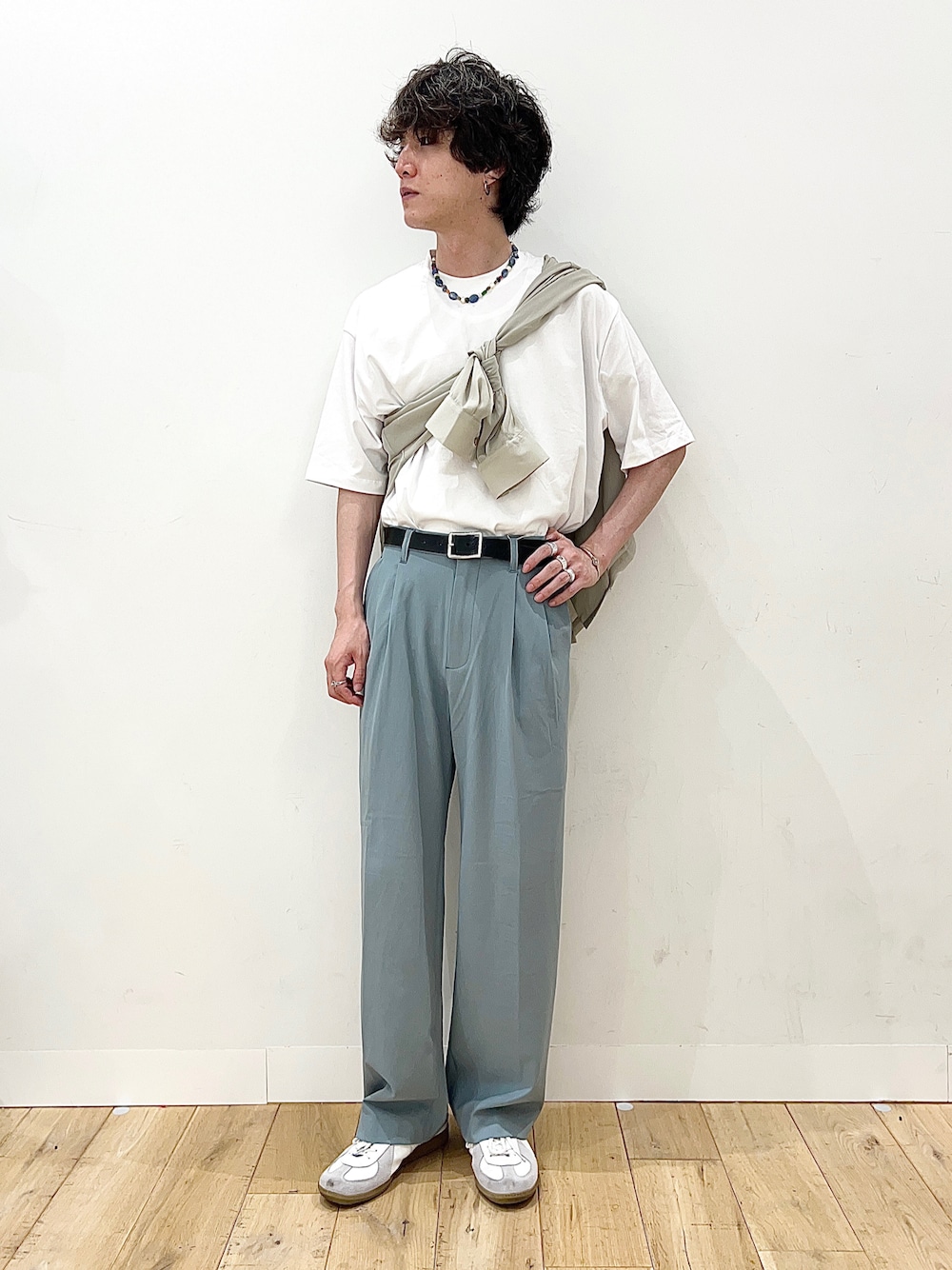 ホワイト系のTシャツ/カットソー、グリーン系のスラックス、ベージュ系のシャツ/ブラウスを着用したメンズの夏コーディネートの1枚目の写真