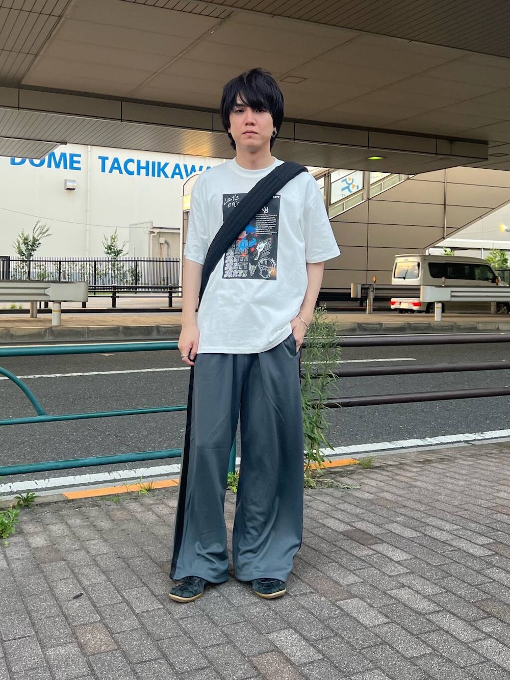 ブラック系のショルダーバッグ、その他のその他パンツ、ホワイト系のTシャツ/カットソーを着用したメンズの夏コーディネートの1枚目の写真