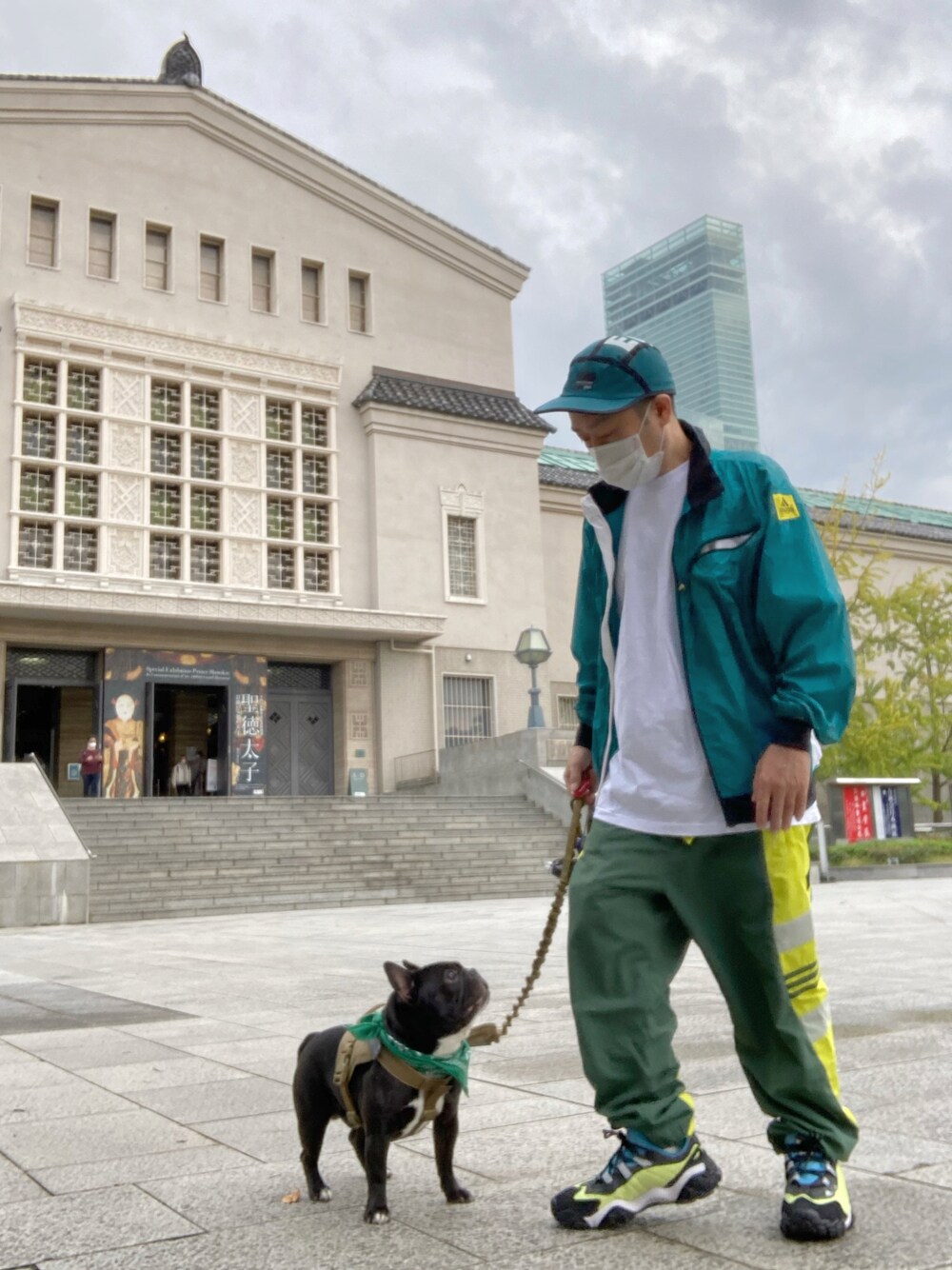 「adidas、アディダス」｜「adidasのアイテム（スニーカー、グリーン系）」を使った、利夫パパさん（メンズ・165cm）の秋コーディネートの1枚目の写真