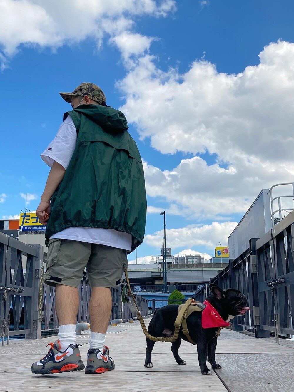 「NIKEのアイテム（スニーカー、オレンジ系）」を使った、利夫パパさん（メンズ・165cm）の秋コーディネートの1枚目の写真