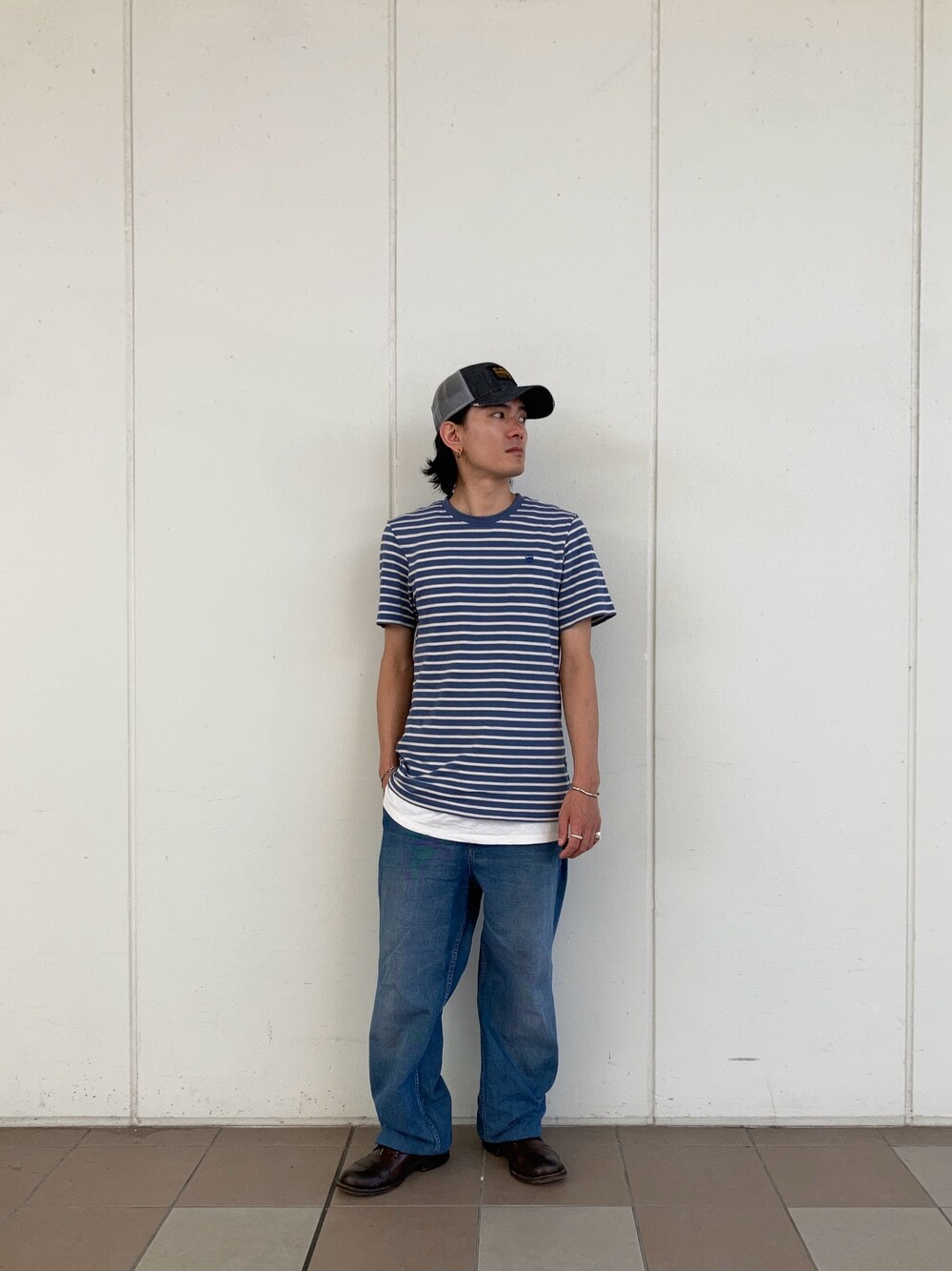 ブルー系のTシャツ/カットソー、ブルー系のデニムパンツ、ブルー系のキャップを着用したメンズの夏コーディネートの1枚目の写真