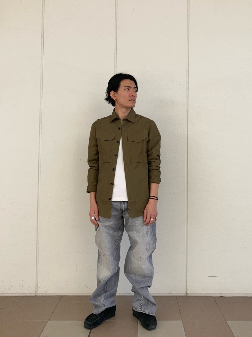 グリーン系のシャツ/ブラウス、グレー系のデニムパンツを着用したメンズの春コーディネートの1枚目の写真
