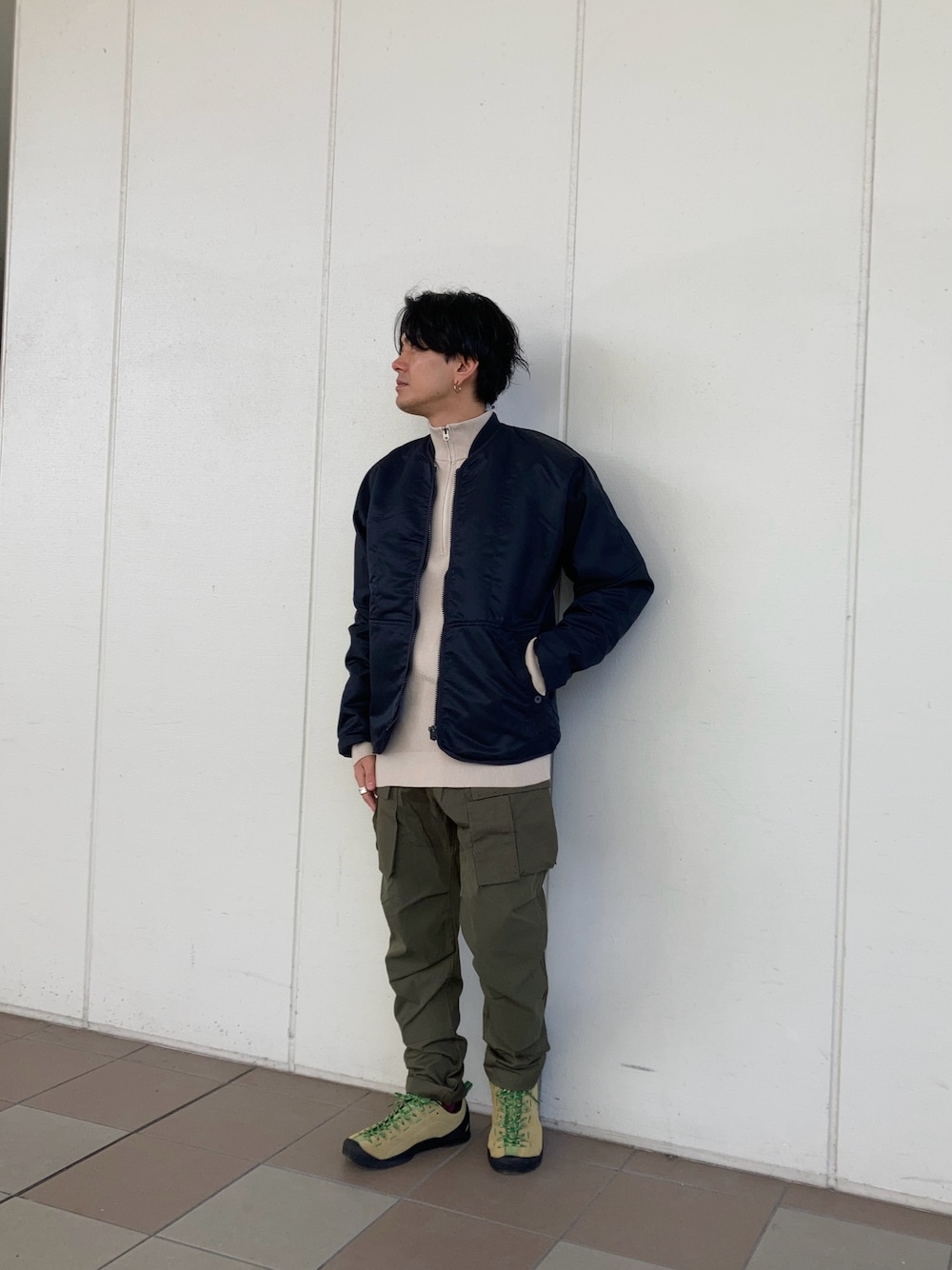 「G-STAR RAW(G-STAR RAW)、ジースター・ロゥ(G-STAR RAW)、ハーフジップニット、ハイネックニット、ベージュ、カーゴパンツ、カーキパンツ、オリーブ、スニーカーコーデ、大人カジュアル」｜「G-STAR RAWのアイテム（ノーカラージャケット、ブルー系）」を使った、りゅうじさん（メンズ・167cm）の冬コーディネートの1枚目の写真