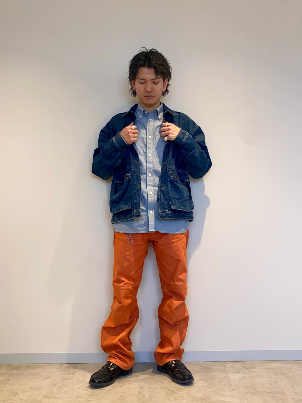 デニムジャケットを使った「オレンジパンツ」の人気ファッション