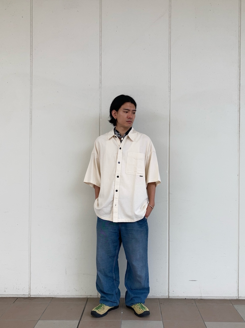 ベージュ系のシャツ/ブラウス、ブルー系のデニムパンツ、ブラウン系のベルトを着用したメンズの夏コーディネートの1枚目の写真