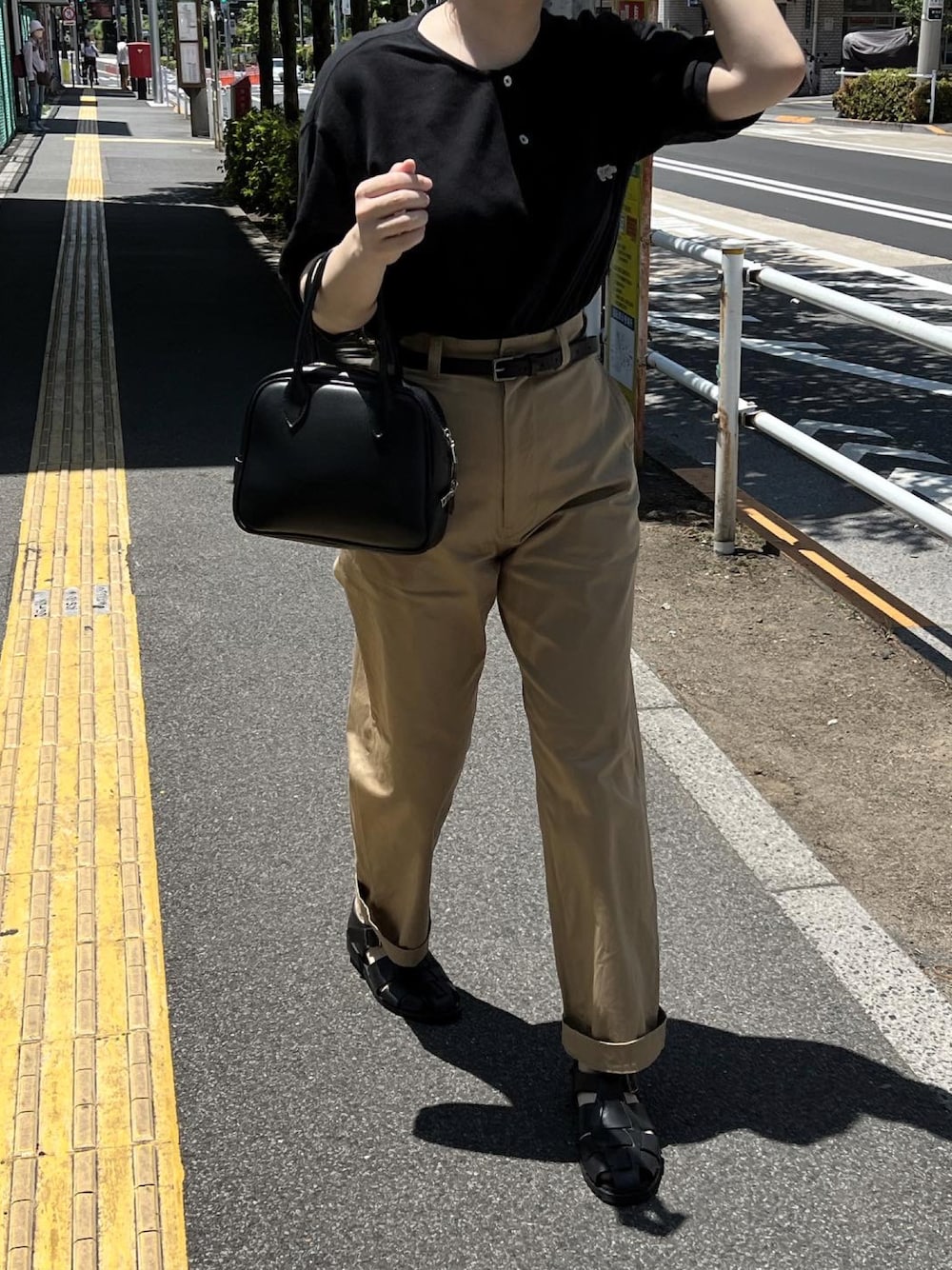 「初夏コーデ、休日コーデ、カジュアル、シンプルコーデ、ブラック、チノパン、ポロシャツ、グルカサンダル、サンダル、シンプル、カジュアルコーデ」｜「Scyeの【Scye】カノコヘンリーネックTシャツ（Tシャツ/カットソー、ブラック系）」を使った、ぷにさん（レディース・165cm）の春コーディネートの1枚目の写真