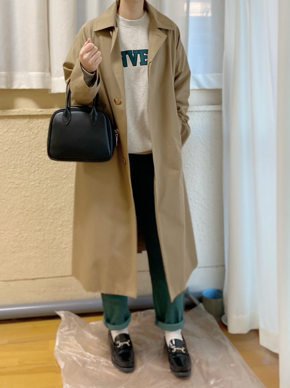 「休日コーデ、おしゃれさんと繋がりたい、シンプル、オトナカジュアル、カジュアルコーデ、ステンカラーコート、コーデュロイ、ブルー、ローファー、ロゴスウェット、スウェット」｜「LENOのアイテム（ステンカラーコート、ベージュ系）」を使った、ぷにさん（レディース・165cm）の冬コーディネートの1枚目の写真