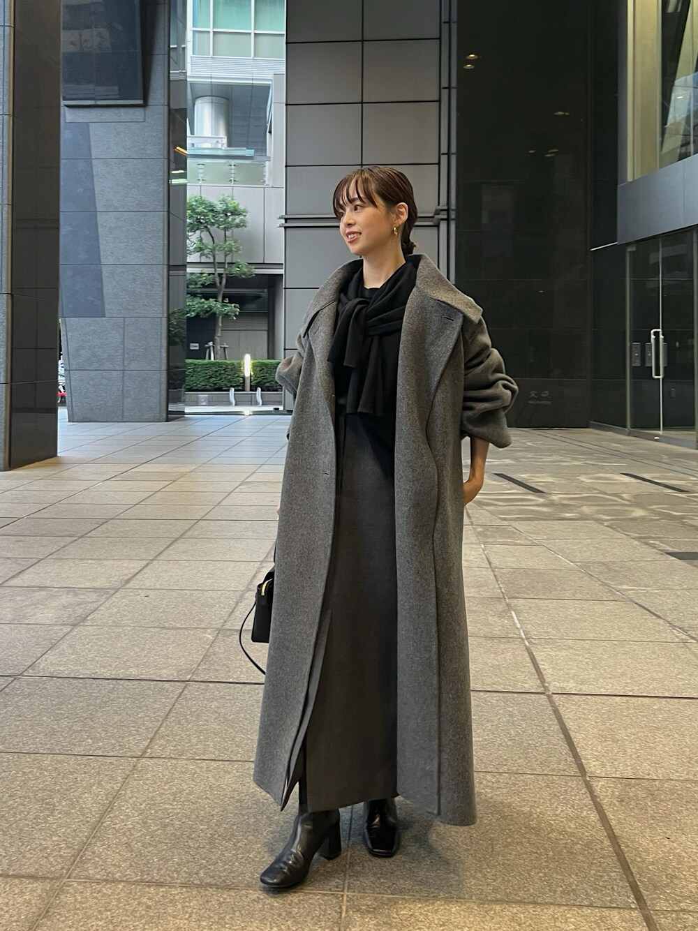 「グレーコーデ、冬コーデ、冬のコーデ、冬アウター、ロングコート、グレーコート、タイトスカート、黒ニット、低身長女子、152cm、大人コーデ、大人女子、通勤コーデ、オトナカジュアル、ETRÉ TOKYO」｜「ETRE TOKYOのスタンドカラーリバーロングコート（その他アウター、グレー系）」を使った、SAYAKAさん（レディース・153cm）の冬コーディネートの1枚目の写真