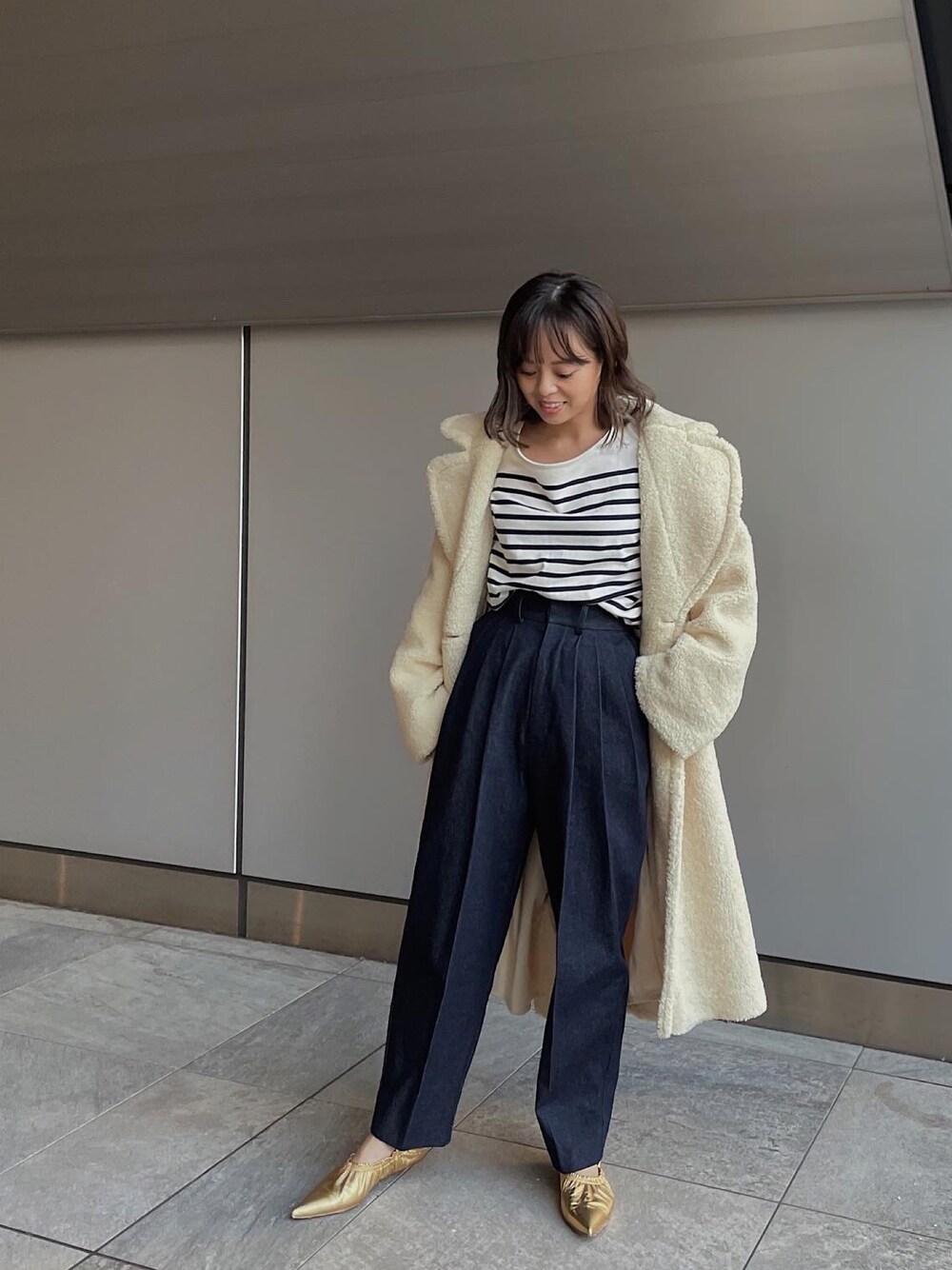 「ETRÉ TOKYO、私の推しブランド、イエロー、黄色、イエローコーデ、ボアコート、デニムパンツ、デニムコーデ、ボーダートップス、ゴールドパンプス、フラットシューズ、カラーコーデ、春コーデ、低身長コーデ、きれいめカジュアル」｜「ETRE TOKYOのハイウエストタックデニムパンツ（デニムパンツ、ブルー系）」を使った、SAYAKAさん（レディース・153cm）の冬コーディネートの1枚目の写真