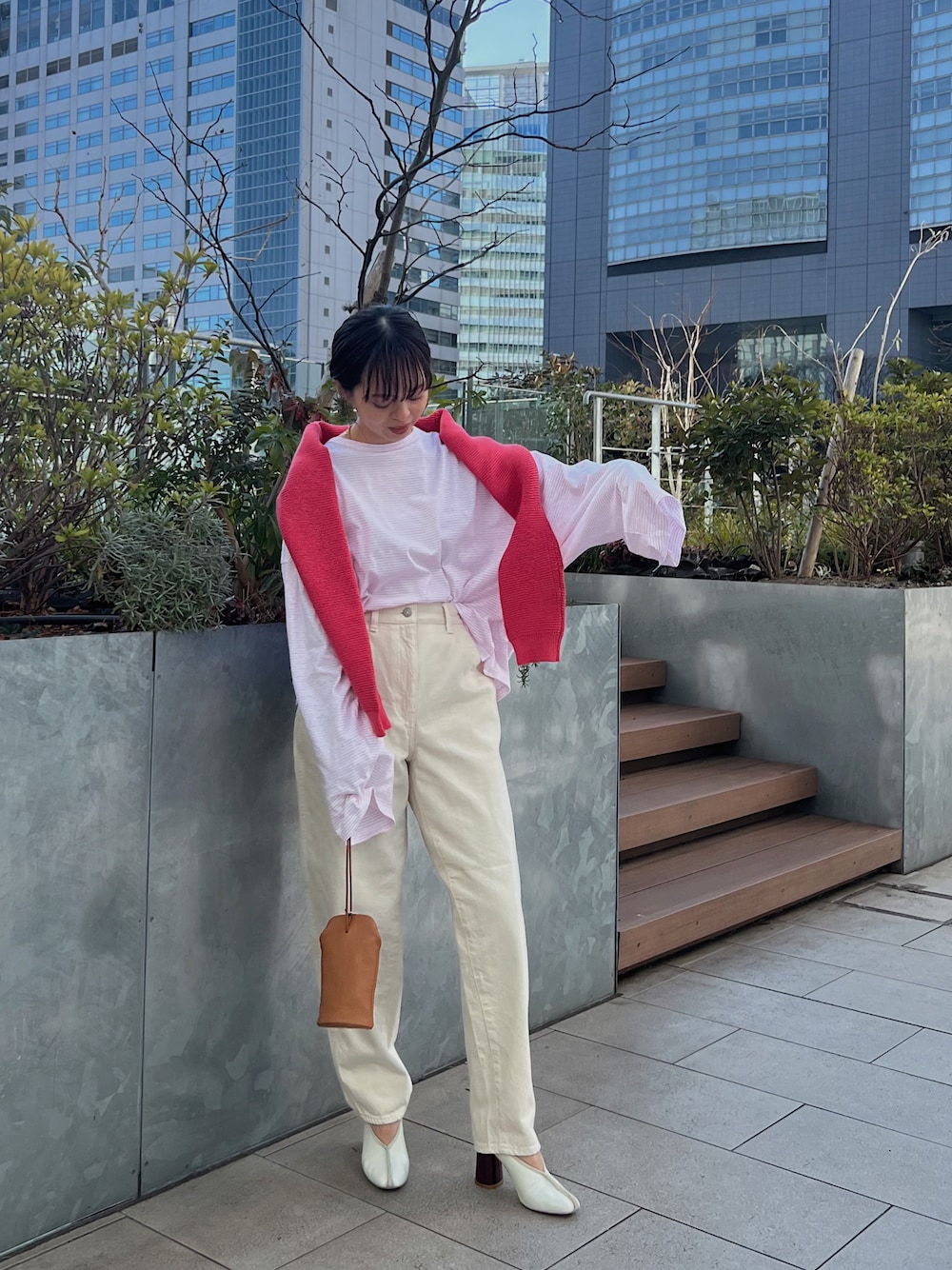 「ETRÉ TOKYO、ピンクコーデ、ピンク、ボーダートップス、ホワイトデニム、ホワイトパンツ、デニムパンツ、デニムコーデ、カーディガン肩かけ、カーディガン、春カラー、春色、春カラースタイル、ミニバッグ、低身長コーデ」｜「ETRE TOKYOのボーダーボクシートップス（Tシャツ/カットソー、ピンク系）」を使った、SAYAKAさん（レディース・153cm）の冬コーディネートの1枚目の写真