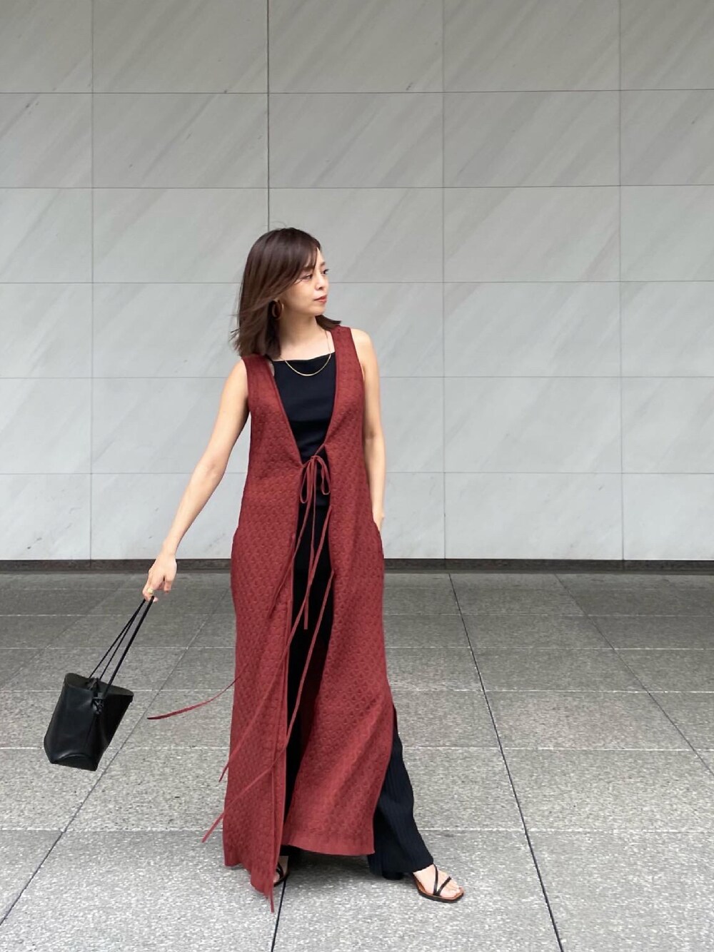 ブラック系のショルダーバッグ、ブラウン系のカーディガン/ボレロ、ブラック系のその他パンツを着用したレディースの夏コーディネートの1枚目の写真