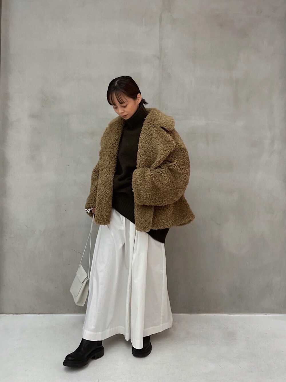 「ETRÉ TOKYO、ファーコート、ファージャケット、ショート丈アウター、アウター、ファーアウター、ブラウンコート、ブラウンコーデ、ブラウン×ホワイト、ブラウンニット、ヤクニット、白ワンピース、ワンピース、ワンピースコーデ、低身長コーデ」｜「ETRE TOKYOのラグソールロングブーツ（ブーツ、ブラック系）」を使った、SAYAKAさん（レディース・153cm）の秋コーディネートの1枚目の写真