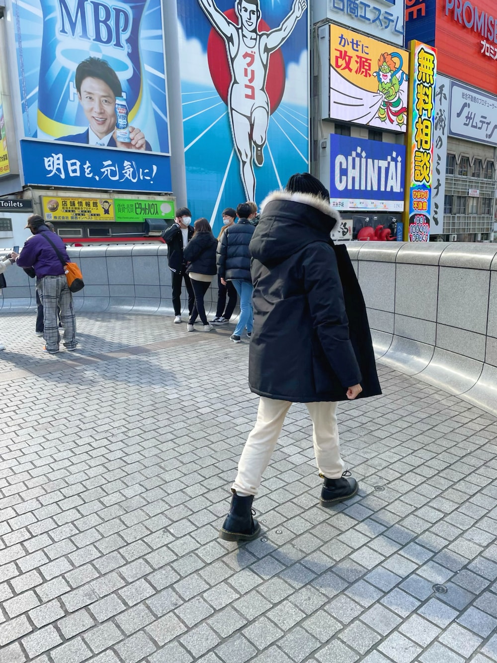 「冬、カジュアル、スウェット、マーチン、ニット帽、モノトーン、シンプル、オトナカジュアル、ブーツ」｜「WOOLRICHのWOOLRICH × BEAMS F / 別注 GORE-TEX（R） ARCTIC PARKA HI COLLAR（ダウンジャケット/コート、ブラック系）」を使った、saraさん（レディース・159cm）の冬コーディネートの1枚目の写真