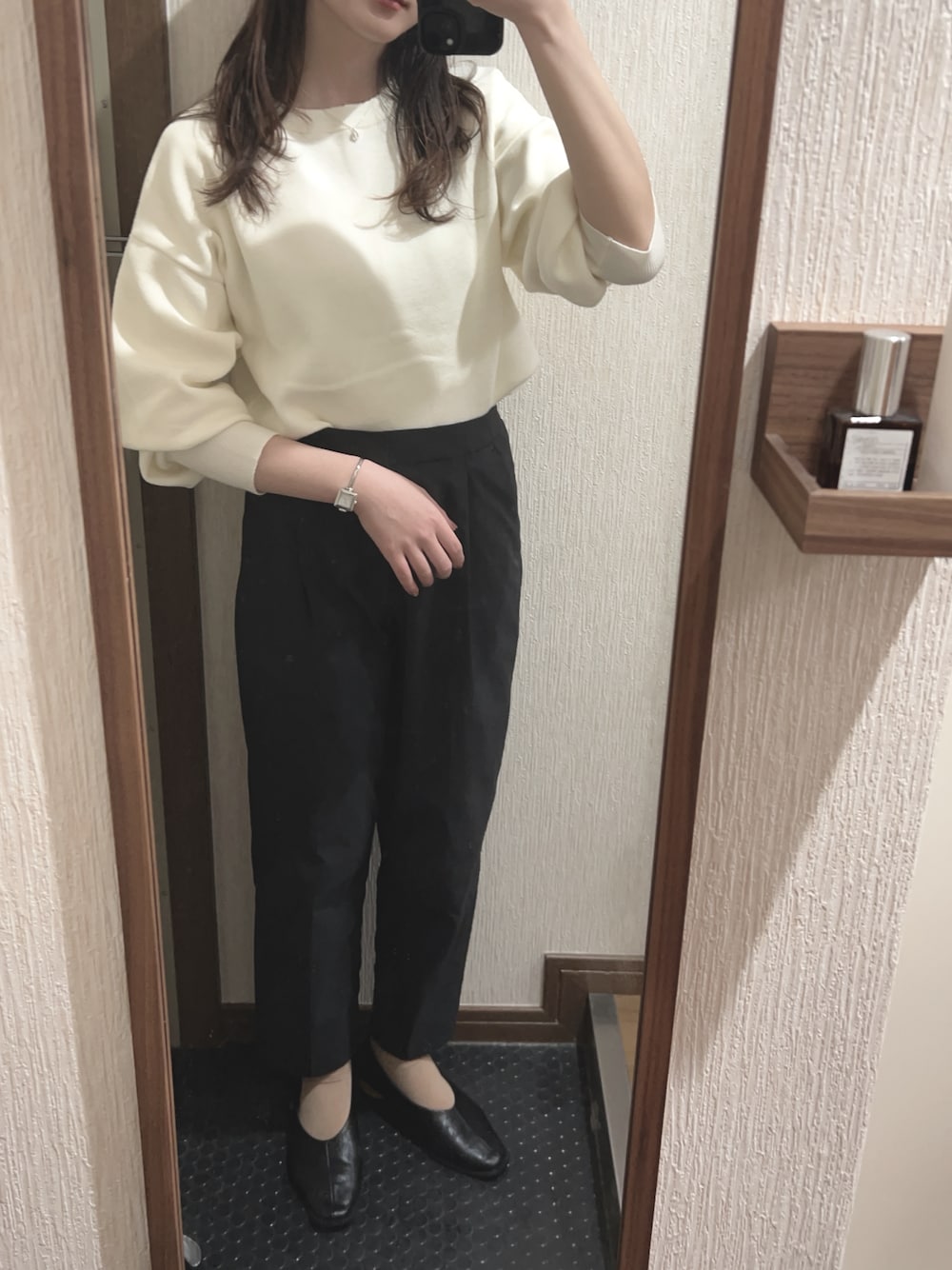 「n0_outfit、おしごとこーで、プチプラ、シンプルコーデ、シンプル、シンプルスタイル、モノトーン、モノトーンコーデ、モノクロ、オフィスカジュアル、オフィススタイル、パンツスタイル、カーディガン、ニット、コート」｜「Re:EDITの前後2WAYパールボタンニットカーディガン（カーディガン/ボレロ、ホワイト系）」を使った、n さん（レディース・161cm）の冬コーディネートの1枚目の写真