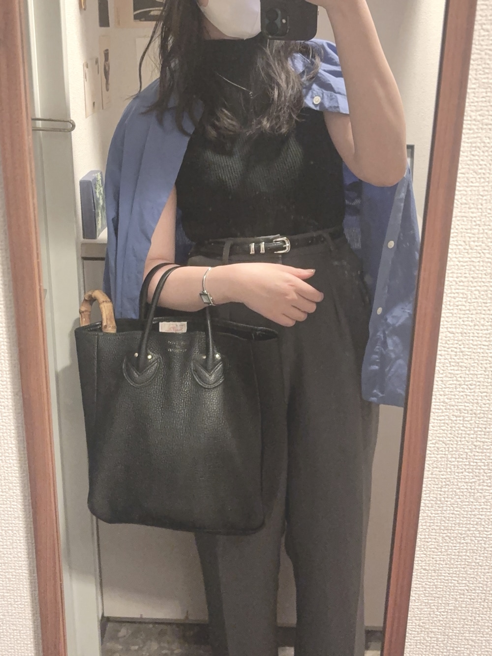 ブラック系のトートバッグ、ブルー系のシャツ/ブラウス、ブラック系のニット/セーターを着用したレディースの夏コーディネートの1枚目の写真