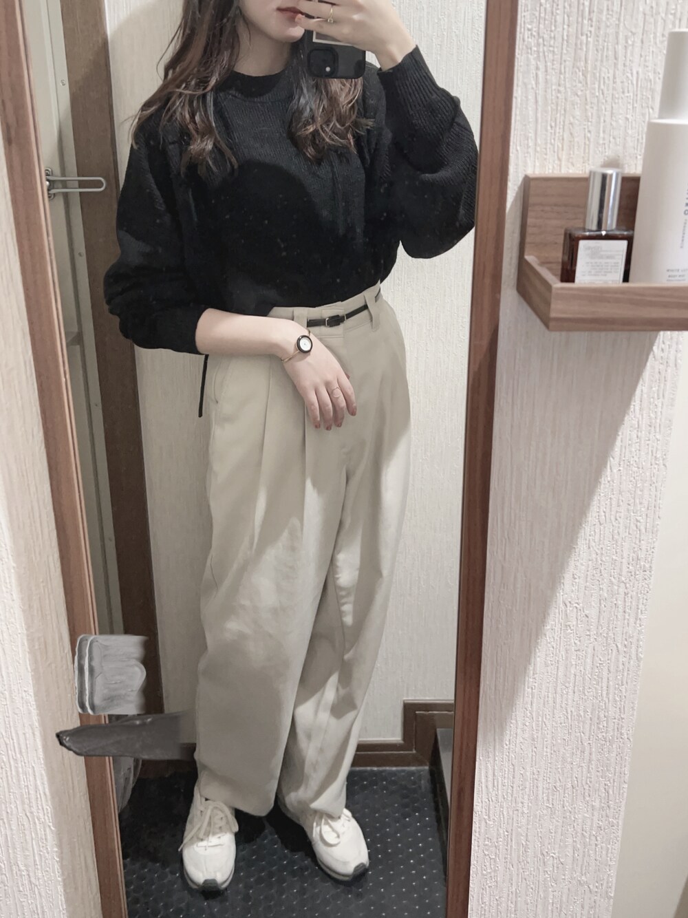 「n0_outfit、休日スタイル、楽チンコーデ、カジュアルコーデ、きれいめカジュアル、モノトーン、モノトーンコーデ、シンプル、シンプルコーデ、シンプルスタイル、パンツコーデ、大人女子、今日のコーデ、コート、スニーカー」｜「FREAK'S STOREのローソン×FREAK'S STORE RELAX FIT WASHABLE INSTANT KNIT/リラックスフィット インスタントニット（ニット/セーター、ブラック系）」を使った、n さん（レディース・161cm）の冬コーディネートの1枚目の写真