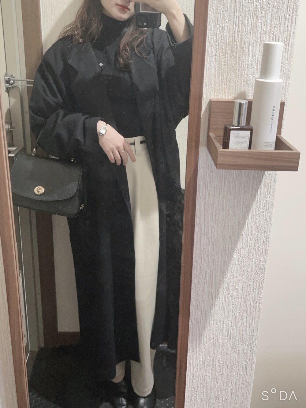 「n0_outfit、ootd、シンプルスタイル、シンプルコーデ、シンプル、おでかけコーデ、カジュアルスタイル、オトナ女子、きれいめカジュアル、モノトーン、モノトーンコーデ、パンツスタイル、タートルネック、カーディガン、着回しコーデ」｜「usedのアイテム（チェスターコート、ブラック系）」を使った、n さん（レディース・161cm）の冬コーディネートの1枚目の写真