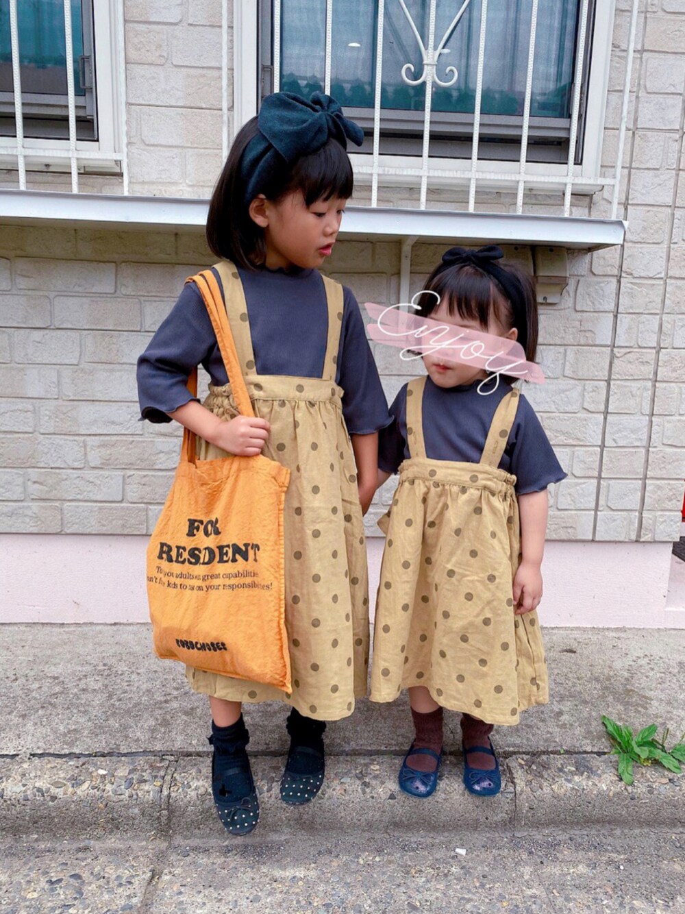 「トートバッグ、ワンピース、ヘアバンド、ショルダーバッグ、サロペット、ドット、ロングスカート、休日スタイル、ブラウン、バレエシューズ、プチプラ、モード、リンクコーデ、秋服準備はじめました、秋トレンド2021」｜「BOBO CHOSESのMINI PROMO BAG SS21 トートBAG（トートバッグ、ブラウン系）」を使った、kumakumaさん（キッズ・110cm）の秋コーディネートの1枚目の写真