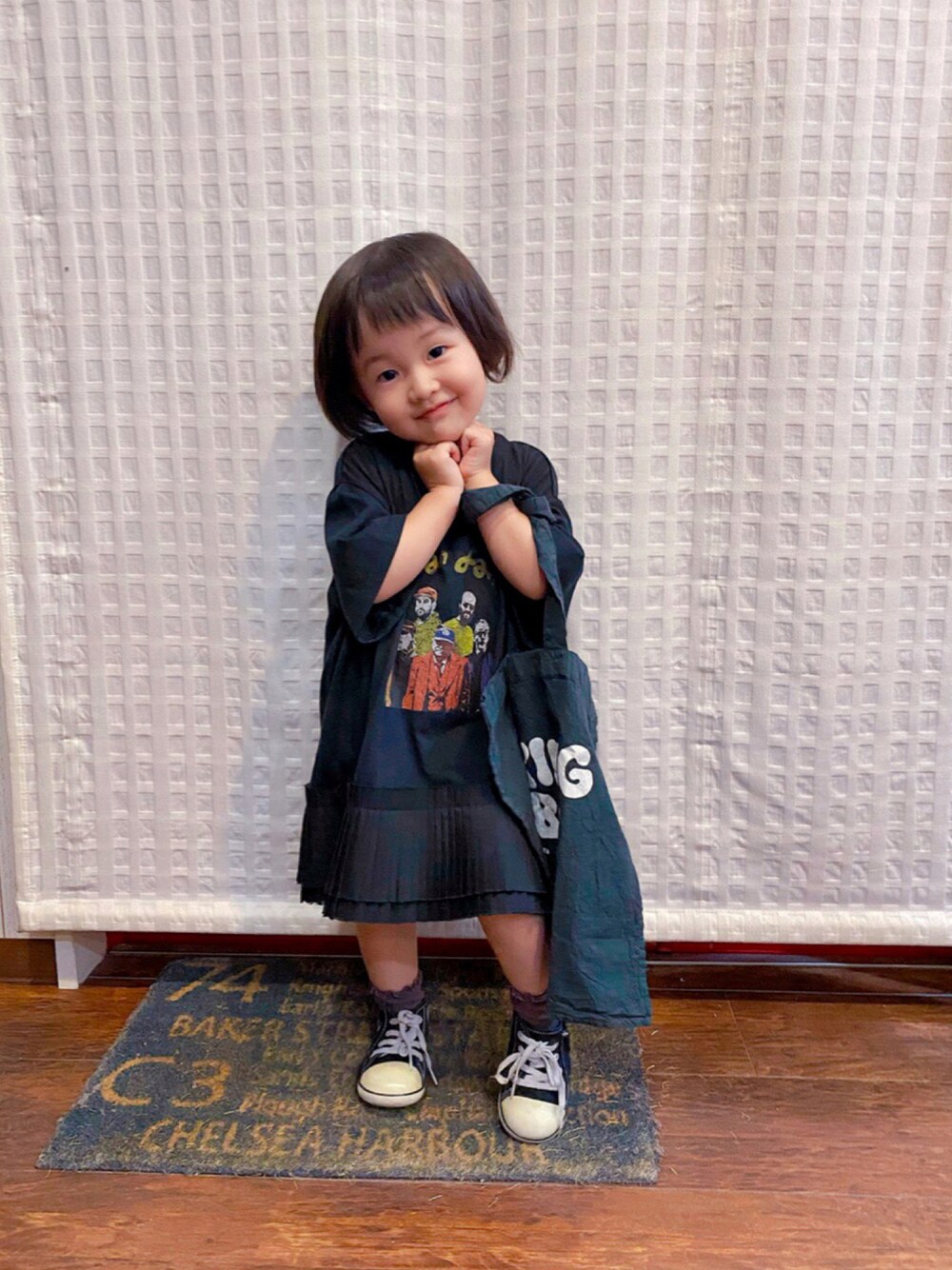 「スニーカー、コンバース、トートバッグ、ワンピース、ビッグシルエット、シンプル、ショルダーバッグ、Tシャツ、ストリート、モノトーン、オーバーサイズ、ハイカットスニーカー、カジュアルコーデ、markey's、converse」｜「BIG FIELDのリメイク　プリーツＴシャツ (80～120cm)（Tシャツ/カットソー、ブラック系）」を使った、kumakumaさん（キッズ・80cm）の秋コーディネートの1枚目の写真