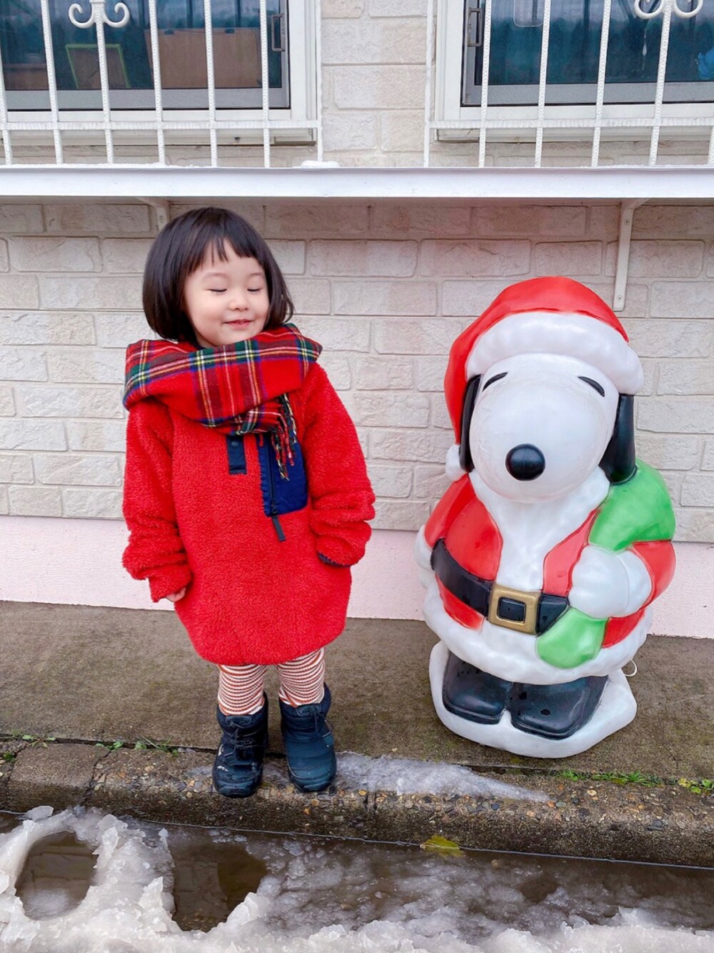 「マフラーぐるぐる、チェック柄に恋してる、フリース、プルオーバー、ボア、ビッグシルエット、ブーツ、THE NORTH FACE、冬コーデ、クリスマスに着たい服、あったかコーデ、休日スタイル、マフラー、ストール、マイベストコーデ2021」｜「BREEZEのフリースボンディングボアプルオーバー（スウェット、レッド系）」を使った、kumakumaさん（キッズ・90cm）の冬コーディネートの1枚目の写真
