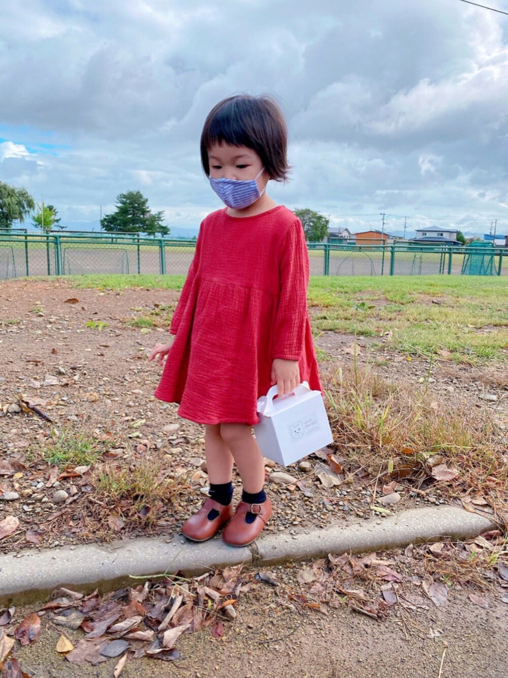 「ワンピース、赤、休日スタイル、ブラウン、スリッポン、プチプラ、キッズコーデ、韓国子供服、シンプルコーデ、ストラップシューズ、秋コーデ、だから秋服が好き、markey's、mask de fashion」｜「Life Support Productsの長袖ガーゼワンピース（80～150cm）（ワンピース、レッド系）」を使った、kumakumaさん（キッズ・80cm）の秋コーディネートの1枚目の写真