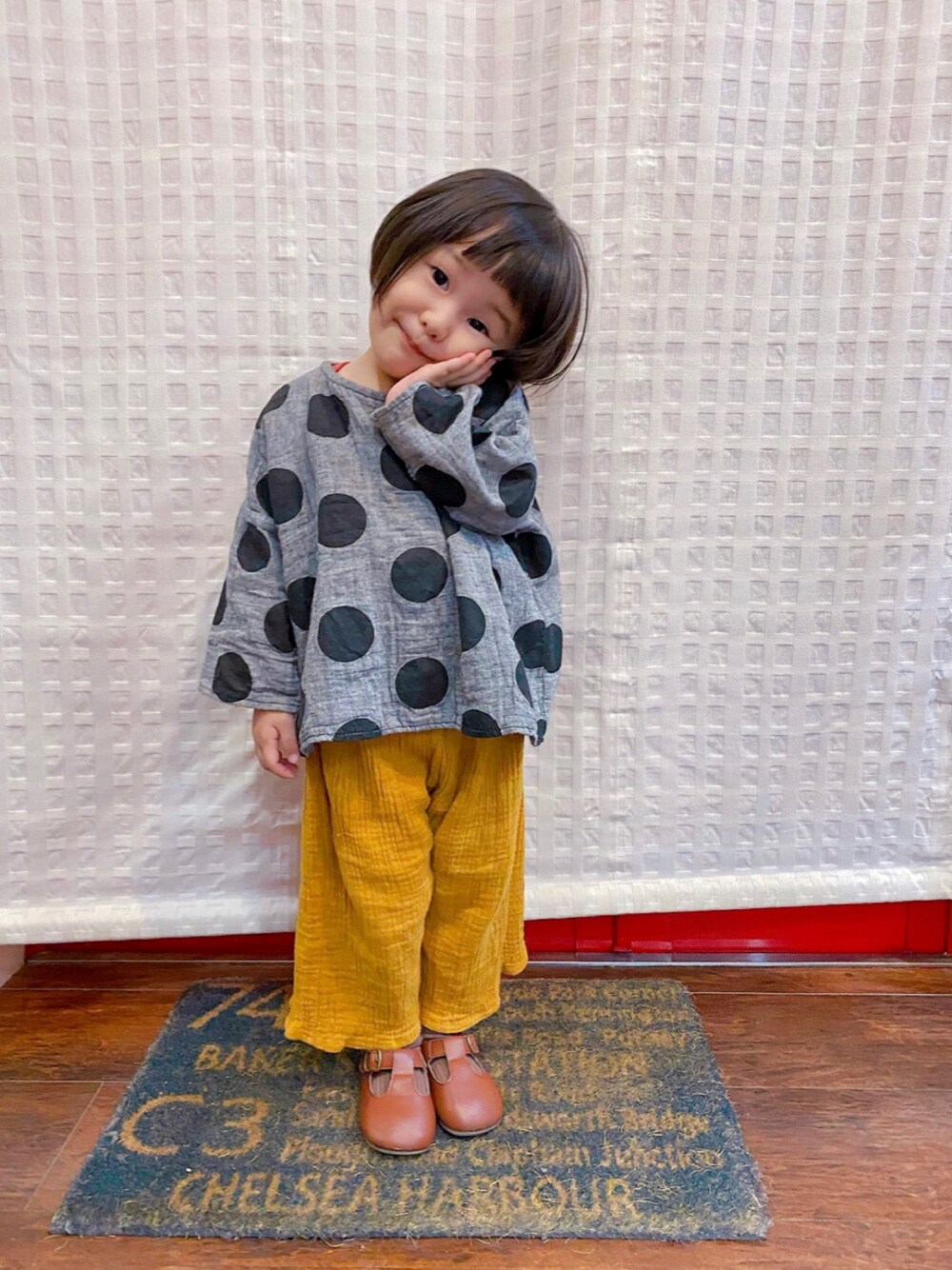 「イエロー、カラーパンツ、ドット、休日スタイル、ワイドパンツ、ブラウン、マスタード、スリッポン、リネン、韓国子供服、からし色、ゆるコーデ、ストラップシューズ、秋コーデ、からしいろまつり2021」｜「koreaのアイテム（スリッポン、ブラウン系）」を使った、kumakumaさん（キッズ・80cm）の秋コーディネートの1枚目の写真