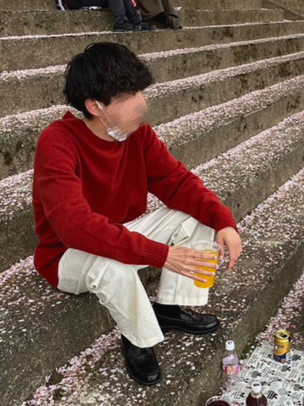 「シンプルコーデ、赤ニット、白パンツ、ローファー、ユニクロ、花見」｜「UNIQLOのアイテム（ニット/セーター、レッド系）」を使った、とよさん（メンズ・171cm）の春コーディネートの1枚目の写真