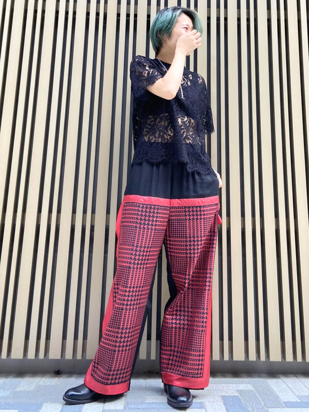 「rekisami、レース、レースTシャツ、オトナカジュアル、モード、透け感、NAKAGAMI、オトナ女子、パンツスタイル、秋コーデ、B2nd」｜「NAKAGAMIのアイテム（パンツ、ブラック系）」を使った、kawamotoさん（レディース・166cm）の夏コーディネートの1枚目の写真