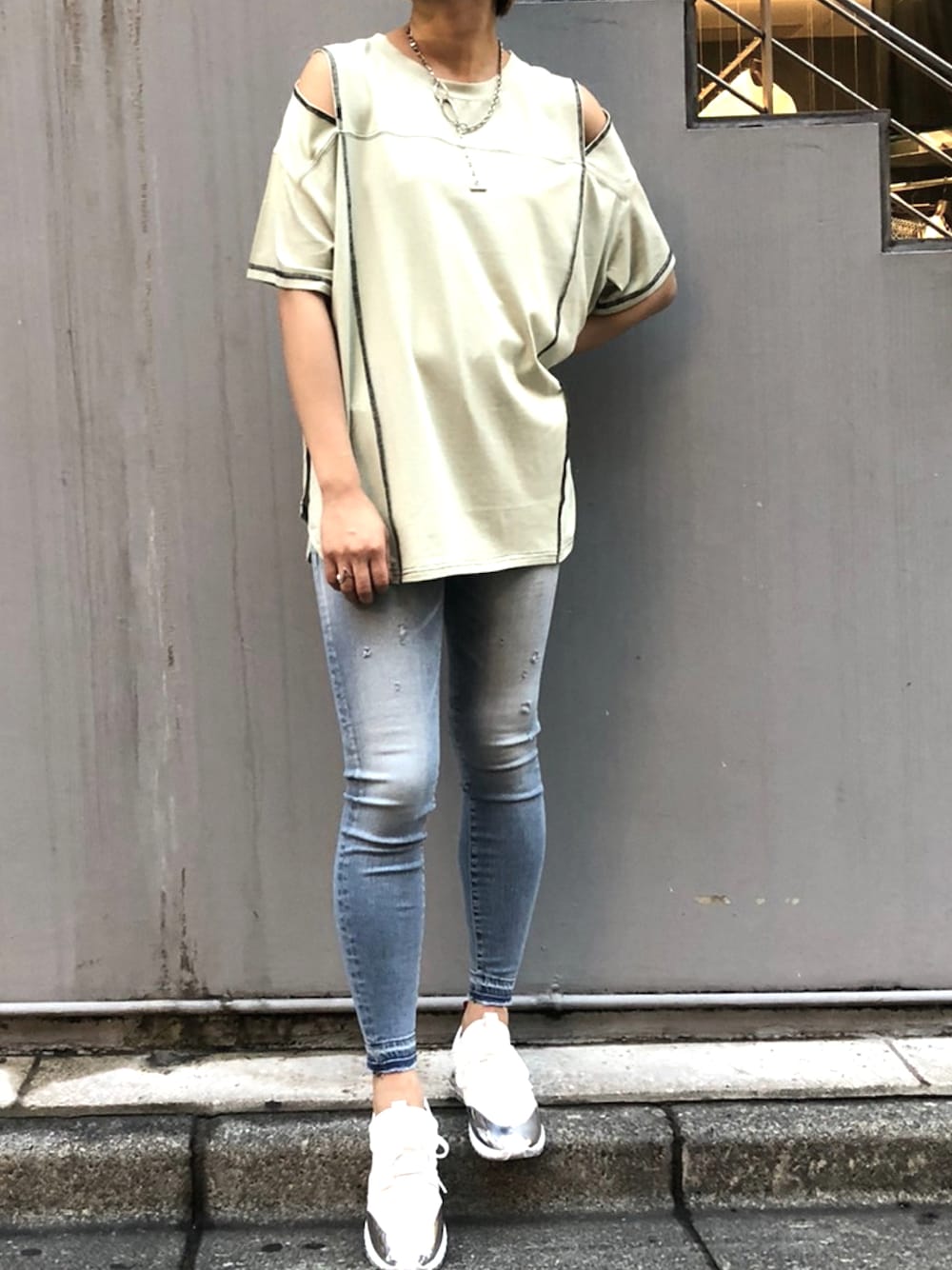 「デニム、Tシャツ、大人カジュアル、ラフ、スキニーデニム、シンプルコーデ、MONCLER、初夏コーデ、surt、EACH」｜「DROIT BELLOのDROIT BELLO（ドロイトベロ）CHAIN NECKLACE / チェーンネックレス（ネックレス、シルバー系）」を使った、kawamotoさん（レディース・166cm）の夏コーディネートの1枚目の写真