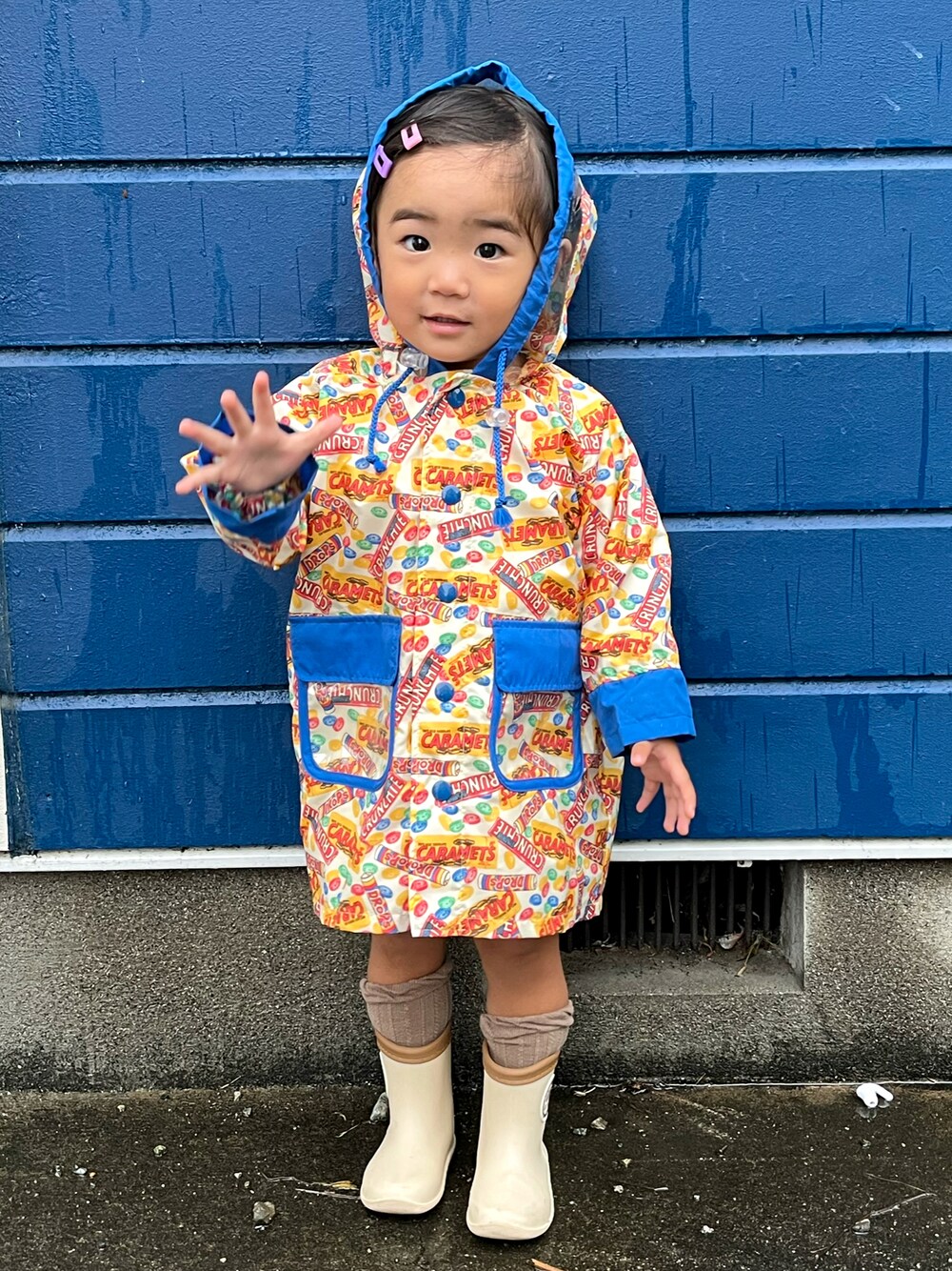 「キッズファッション、雨の日コーデ、レインコート、レインブーツ、1歳、1歳9ヶ月、90cm、キッズコーデ、台風」｜「古着のアイテム（レインコート/ポンチョ、その他）」を使った、yuzuneさん（キッズ・90cm）の夏コーディネートの1枚目の写真