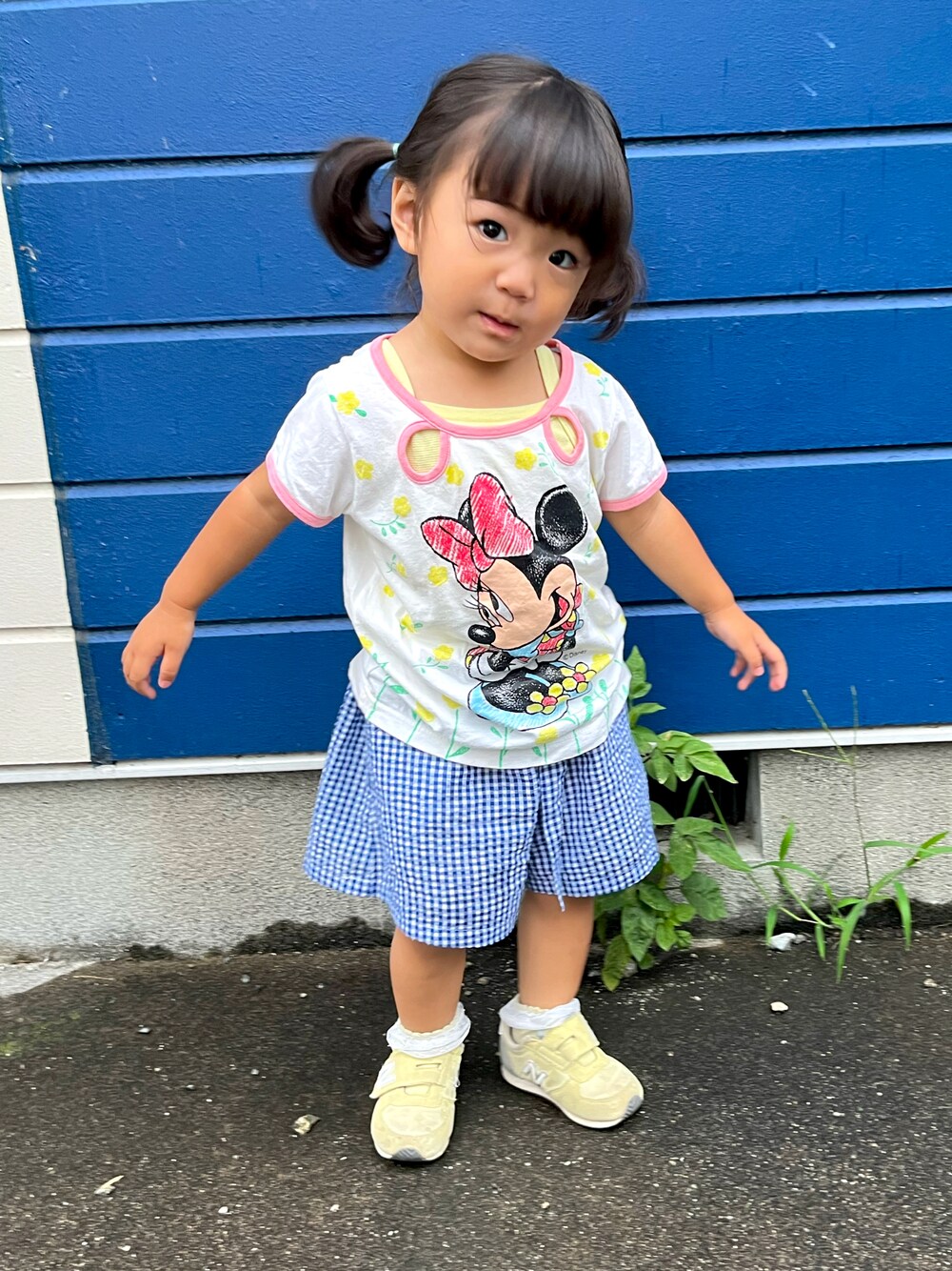 「おんなのこ、保育園コーデ、90cm、1歳、古着コーデ、ビンテージTシャツ、半袖Ｔシャツ、キッズコーデ」｜「DISNEY VINTAGEのアイテム（Tシャツ/カットソー、ホワイト系）」を使った、yuzuneさん（キッズ・90cm）の夏コーディネートの1枚目の写真