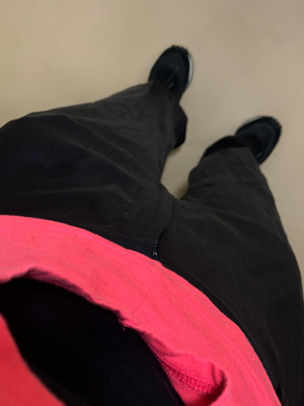 「COMME des GARCONS、JOSEPH、SPALWART、pink、navy、black、ピンク、ネイビー、黒、Tシャツ、サテンパンツ、スニーカー」｜「COMME des GARCONSのアイテム（Tシャツ/カットソー、ピンク系）」を使った、るさん（レディース・166cm）の秋コーディネートの1枚目の写真