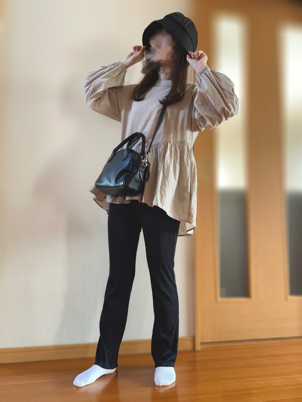 「春夏コーデ、オトナカジュアル、シンプルコーデ、バケットハット、ペプラムブラウス、リブパンツ、オトナ女子、おしゃれさんと繋がりたい、ベージュ、ブラック」｜「DEVICEのコットンシンプルバケットハット（ハット、ブラック系）」を使った、miichanさん（レディース・152cm）の春コーディネートの1枚目の写真