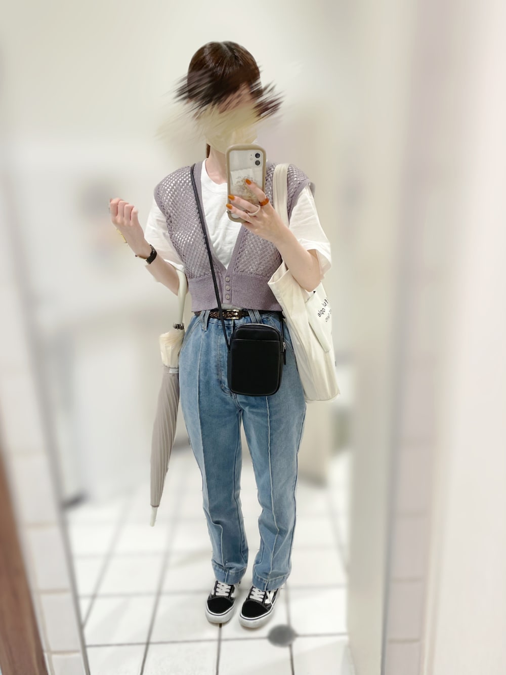 「雨の日コーデ、休日スタイル、オトナカジュアル、パンツスタイル、ラフコーデ、プチプラ、オトナ女子、メッシュ、デニム、おしゃれさんと繋がりたい」｜「Championの【Champion Authentic T-SHIRTS】レディース チャンピオン コットン 無地 半袖 Tシャツ（Tシャツ/カットソー、ホワイト系）」を使った、miichanさん（レディース・151cm）の夏コーディネートの1枚目の写真