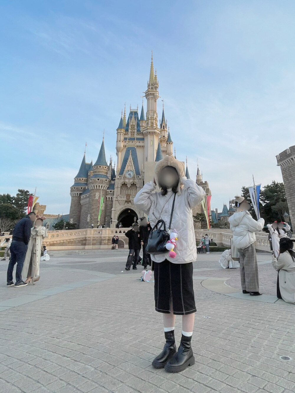 「ディズニーコーデ、ディズニー、春、淡色コーデ、お出かけコーデ、大人カジュアル、ショートブーツ、キルティング、ootd、お洒落さんとつながりたい」｜「tiptopの【web限定アイテム】キルティングジャケット（ノーカラージャケット、ホワイト系）」を使った、miichanさん（レディース・151cm）の春コーディネートの1枚目の写真