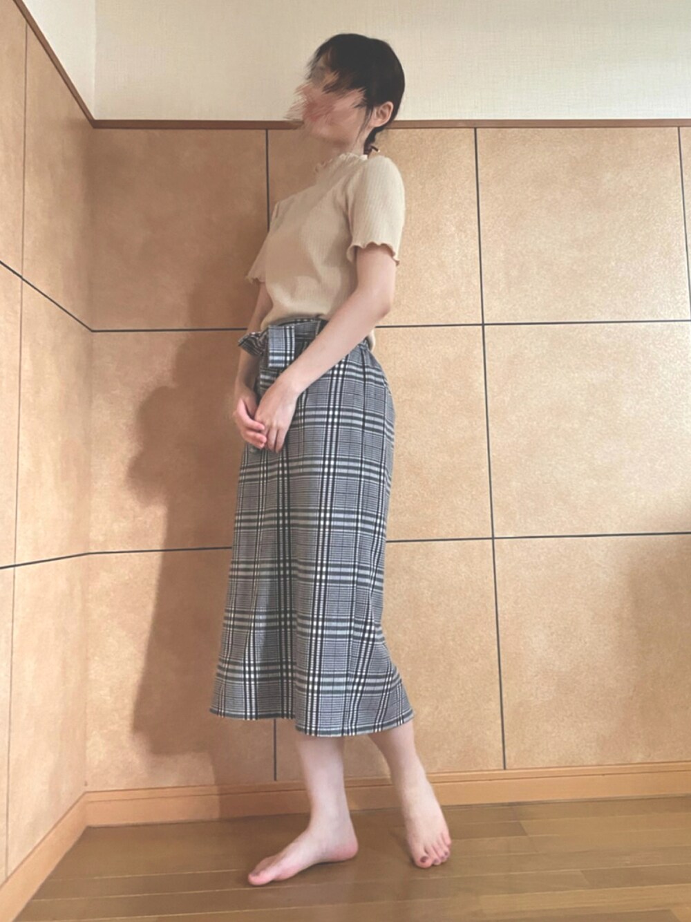 「夏、オトナカジュアル、キレイめ、タイトスカート、リブT、ベージュ、チェック、GU、おしゃれさんと繋がりたい」｜「GUのアイテム（Tシャツ/カットソー、ベージュ系）」を使った、miichanさん（レディース・152cm）の夏コーディネートの1枚目の写真