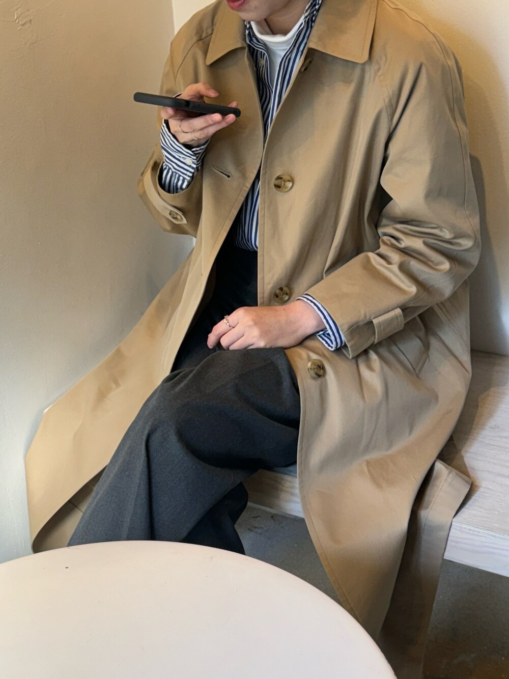 「春、ootd、オトナカジュアル、シャツスタイル、着回しコーデ、きれいめコーディネート、トレンチコート、タートルネック、ユニクロ、おしゃれさんと繋がりたい」｜「JOURNAL STANDARD relumeのアイテム（トレンチコート、ベージュ系）」を使った、shionさん（レディース・164cm）の秋コーディネートの1枚目の写真