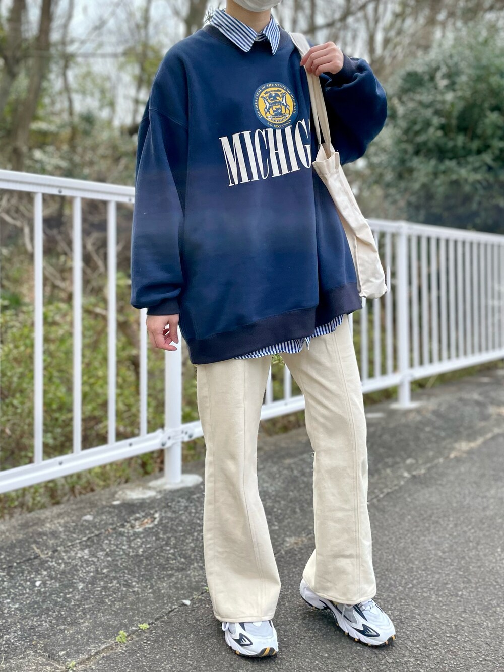 「春服みてみて、カジュアル、春コーデ、今日のコーデ、スニーカーコーデ、春、ゆるコーデ、パンツスタイル、シャツスタイル、着回しコーデ、ootd、オーバーサイズ、ビンテージ、デニムパンツ、重ね着」｜「Kastaneのアイテム（スラックス、ホワイト系）」を使った、shionさん（レディース・164cm）の春コーディネートの1枚目の写真