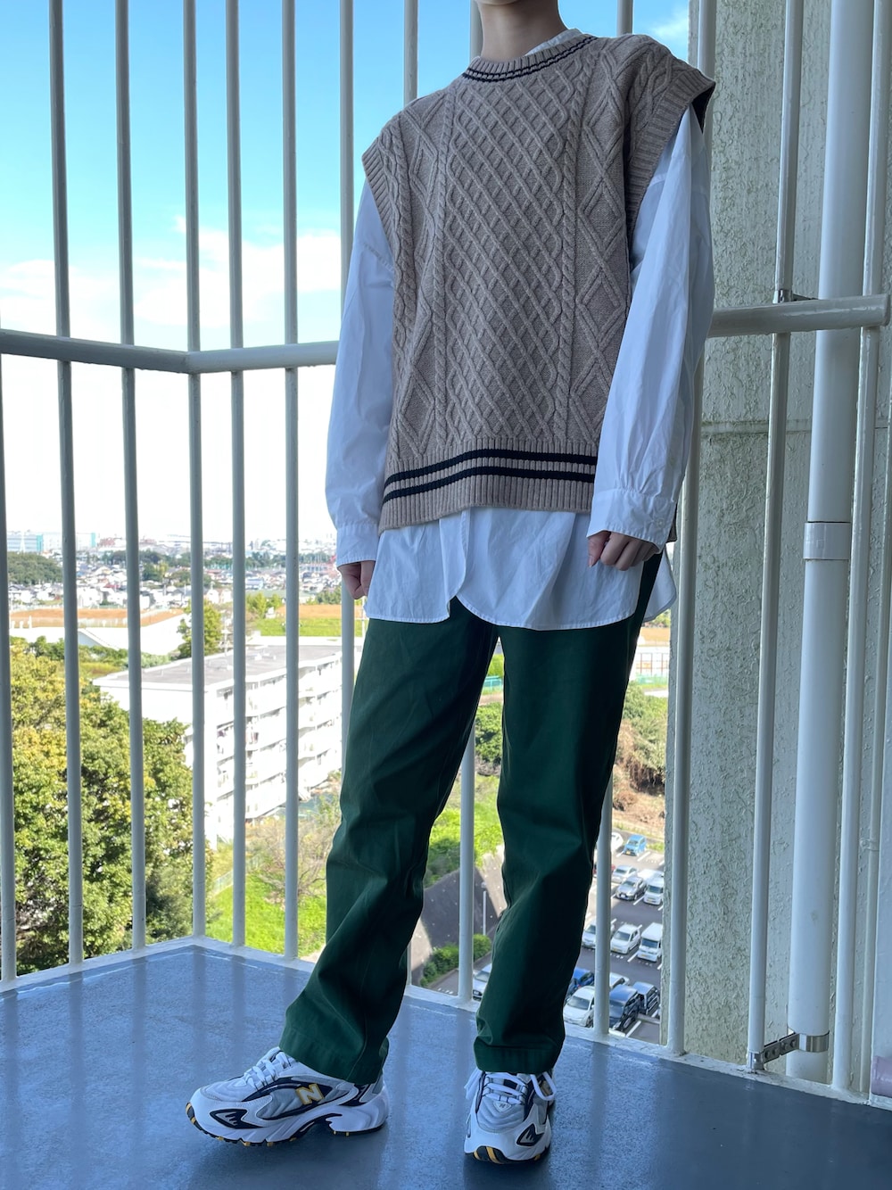 「カジュアル、重ね着、カラーパンツ、ニューバランス、秋のコーデ、ベスト、レイヤードスタイル、ootd、シャツスタイル、カジュアルコーデ、パンツコーデ、グリーンコーデ、メガネ女子、グリーンパンツ、おしゃれさんと繋がりたい」｜「NEW BALANCEのアイテム（スニーカー、ブルー系）」を使った、shionさん（レディース・164cm）の秋コーディネートの1枚目の写真