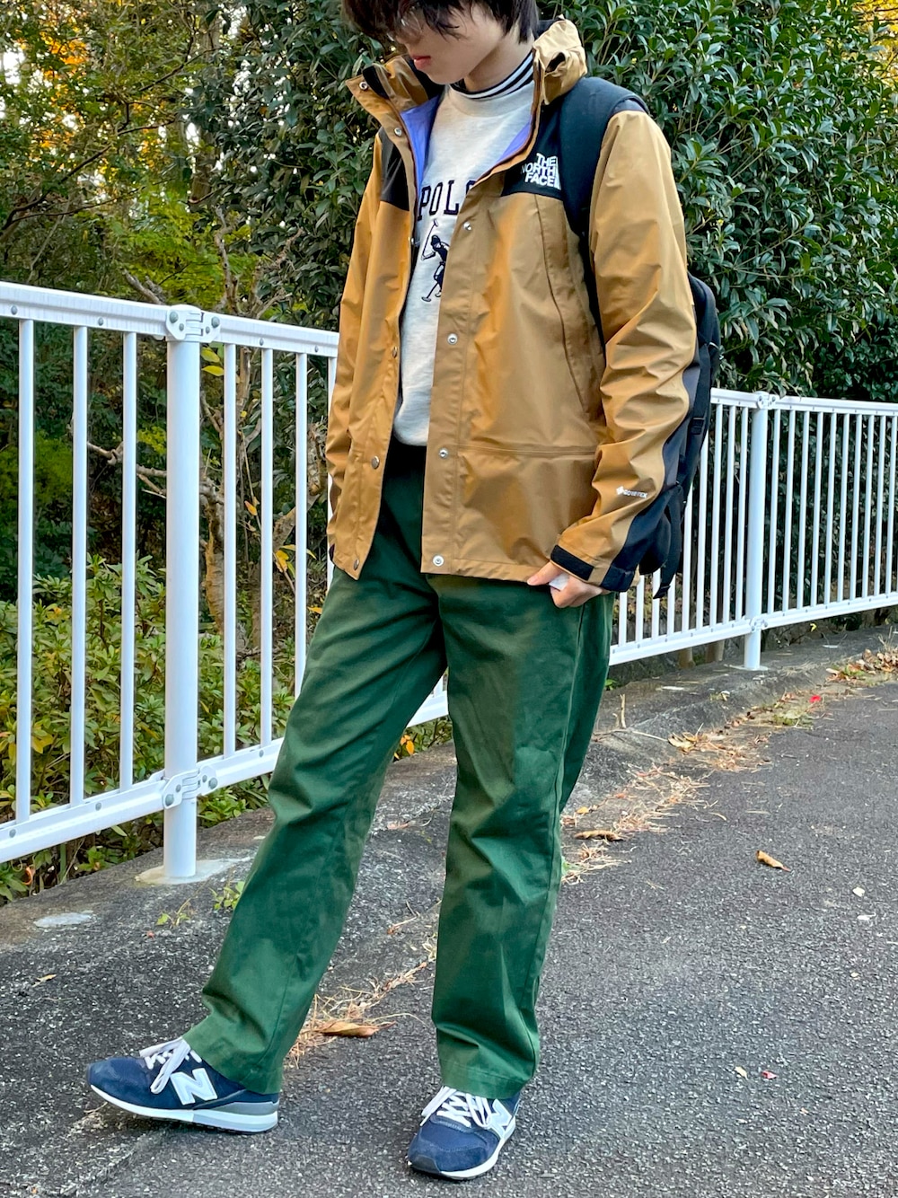 「未来のWEARISTAプロジェクト、休日コーデ、おしゃれさんと繋がりたい、ootd、登山、グリーン、パンツスタイル、チノパン、スニーカー、冬コーデ、マウンテンパーカー、ブラウン、ノースフェイス」｜「THE NORTH FACEのアイテム（ジャケット/アウター、ブラウン系）」を使った、shionさん（レディース・164cm）の冬コーディネートの1枚目の写真
