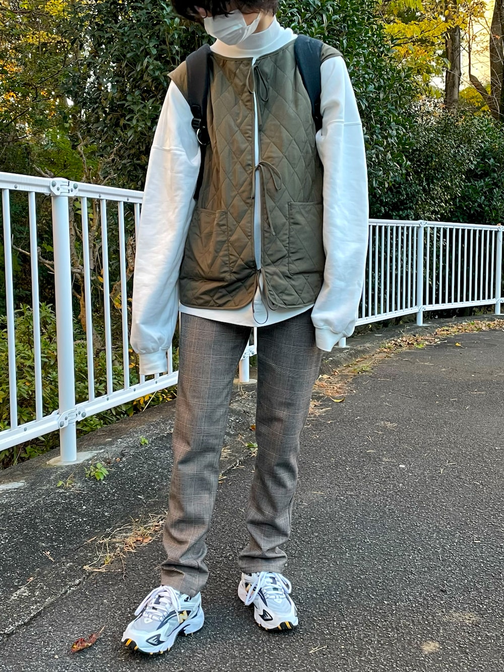 「スウェット、スニーカー、カジュアル、キルティング、ニューバランス、UNIQLO、トレーナー、ベスト、カーキ、ユニクロ、冬、パンツスタイル、ootd、お洒落さんとつながりたい、未来のWEARISTAプロジェクト」｜「Kastaneの【UNISEX】SIXSENCE PHOTOSWEAT GRN（スウェット、ホワイト系）」を使った、shionさん（レディース・164cm）の冬コーディネートの1枚目の写真