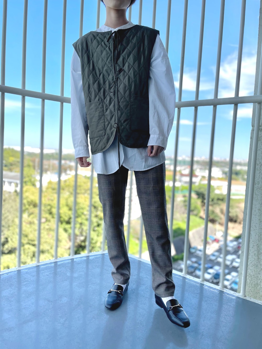 「カジュアル、ローファー、ベスト、カーキ、メンズライク、キレイめ、カスタネ、スラックスパンツ、秋コーデ、おしゃれさんと繋がりたい、オトナ女子、ootd」｜「ORiental TRafficの★ビットモチーフローファー★1126（ローファー、ブラック系）」を使った、shionさん（レディース・164cm）の秋コーディネートの1枚目の写真