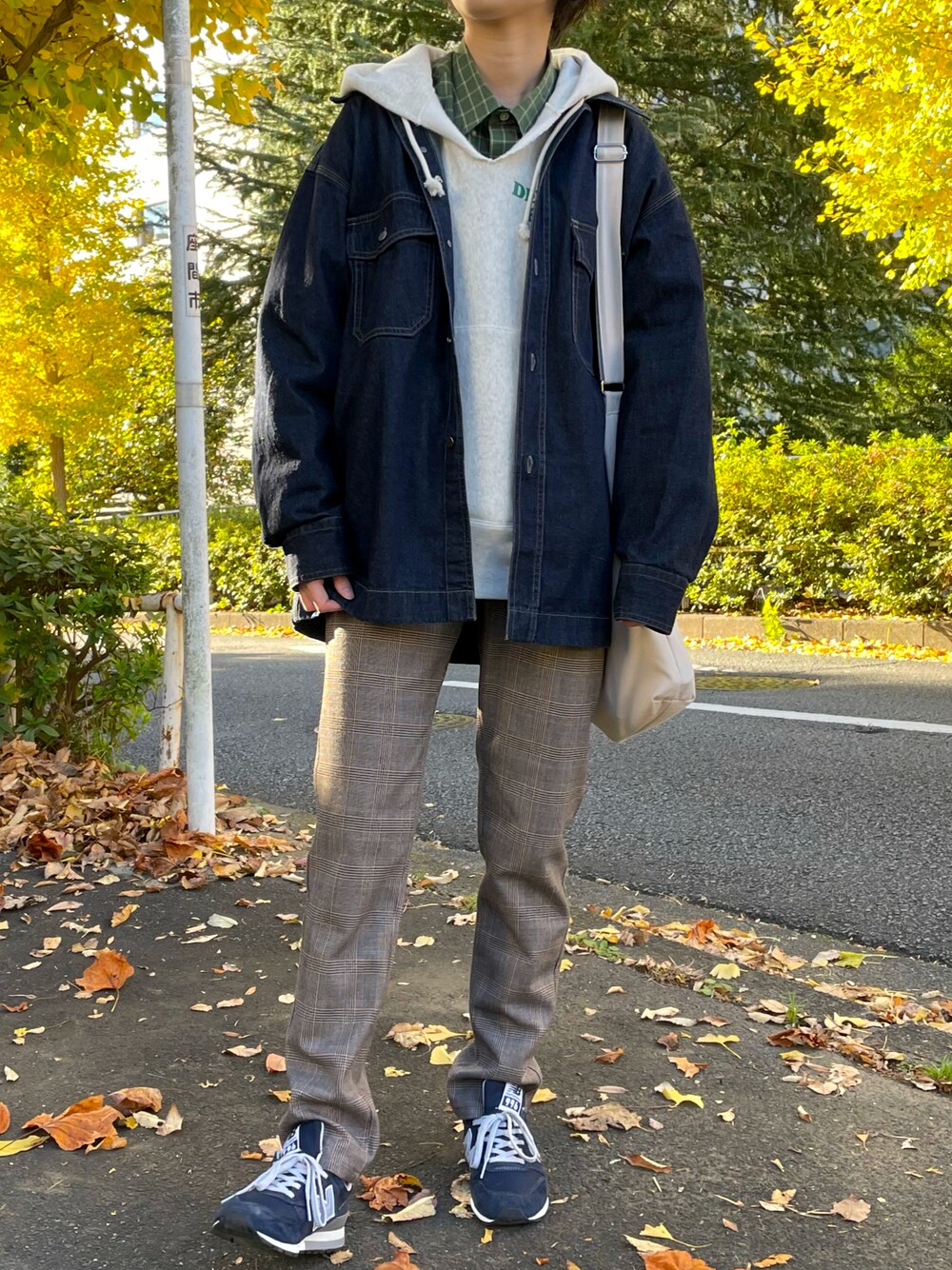 「古着、スニーカー、カジュアル、グリーン、チェックシャツ、デニムジャケット、パーカー、秋のコーデ、休日スタイル、メンズライク、古着MIX、パンツスタイル、ootd、おしゃれさんと繋がりたい、未来のWEARISTAプロジェクト」｜「古着のアイテム（シャツ/ブラウス、グリーン系）」を使った、shionさん（レディース・164cm）の秋コーディネートの1枚目の写真