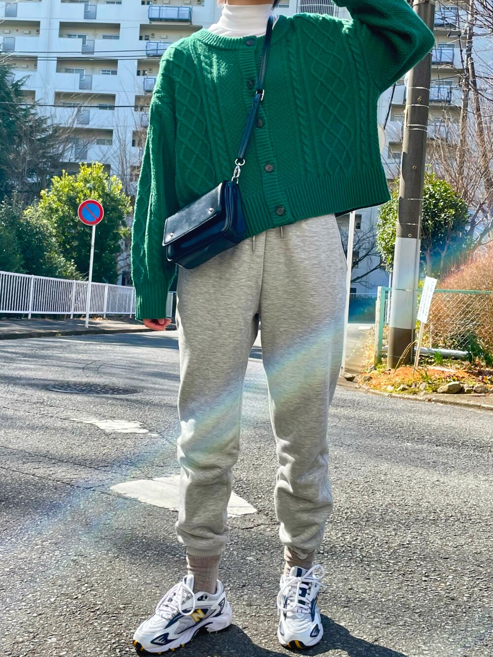 「春コーデ、おしゃれさんと繋がりたい、ゆるコーデ、プチプラ、セットアップ、グリーン、着回しコーデ、スニーカー、プチプラコーデ、スウェット、カーディガン、ニット、UNIQLO、GU」｜「FREAK'S STOREの3WAYニットカーデセット（ニット/セーター、グリーン系）」を使った、shionさん（レディース・164cm）の冬コーディネートの1枚目の写真
