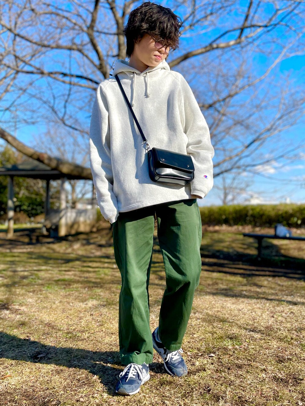 「休日コーデ、カジュアル、パンツスタイル、お洒落さんとつながりたい、オーバーサイズ、ootd、パーカー、グリーン、春、メガネ女子」｜「LOWRYS FARMの２ＷＡＹウエストＢＡＧ　801937（ショルダーバッグ、ブラック系）」を使った、shionさん（レディース・164cm）の冬コーディネートの1枚目の写真