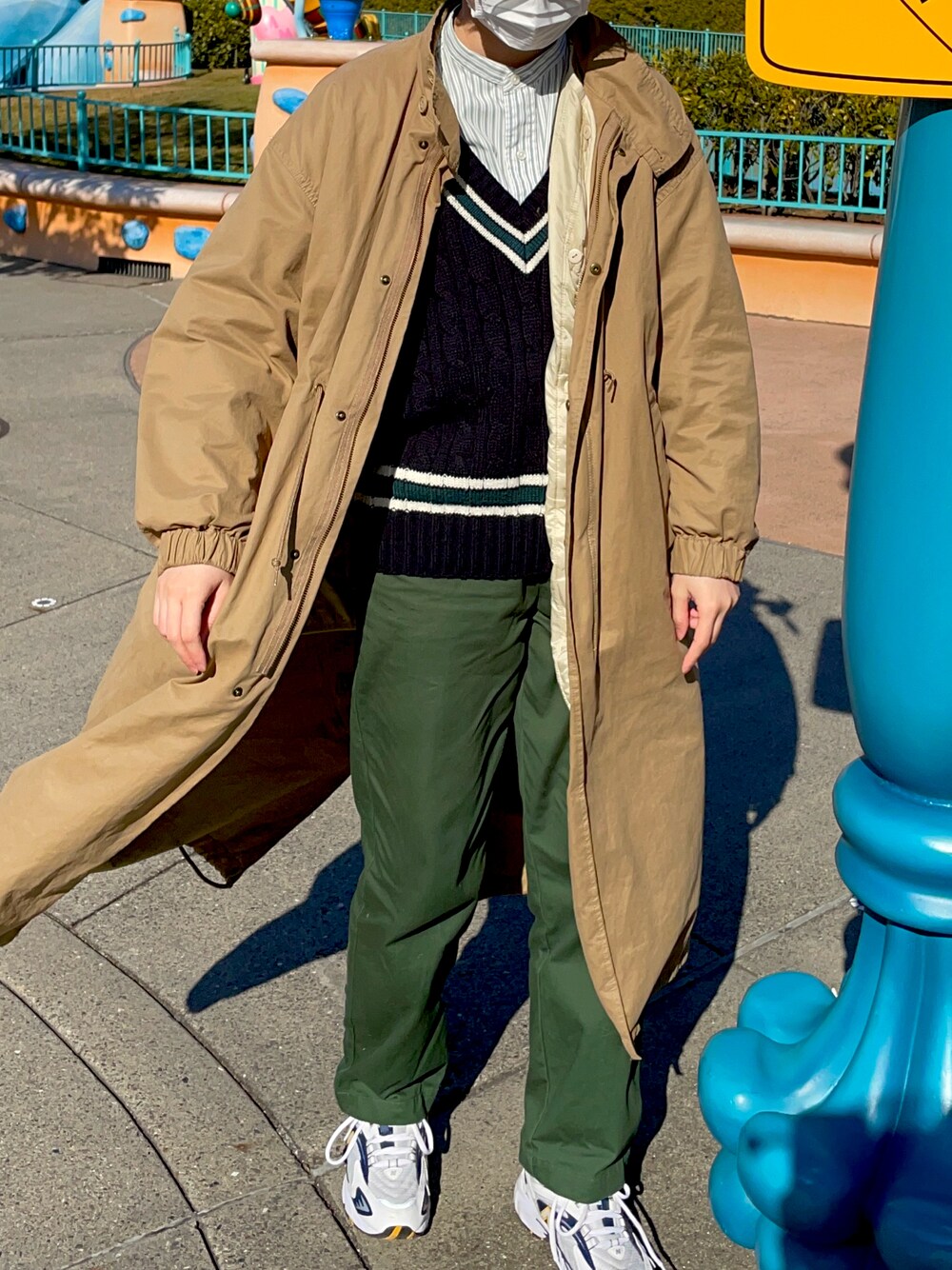 「お洒落さんとつながりたい、シャツコーデ、メンズライク、古着、シャツスタイル、グリーン、チノパン、ootd、スニーカー、セーター、春コーデ、ディズニー」｜「JOURNAL STANDARD relumeのアイテム（チノパンツ、グリーン系）」を使った、shionさん（レディース・164cm）の春コーディネートの1枚目の写真